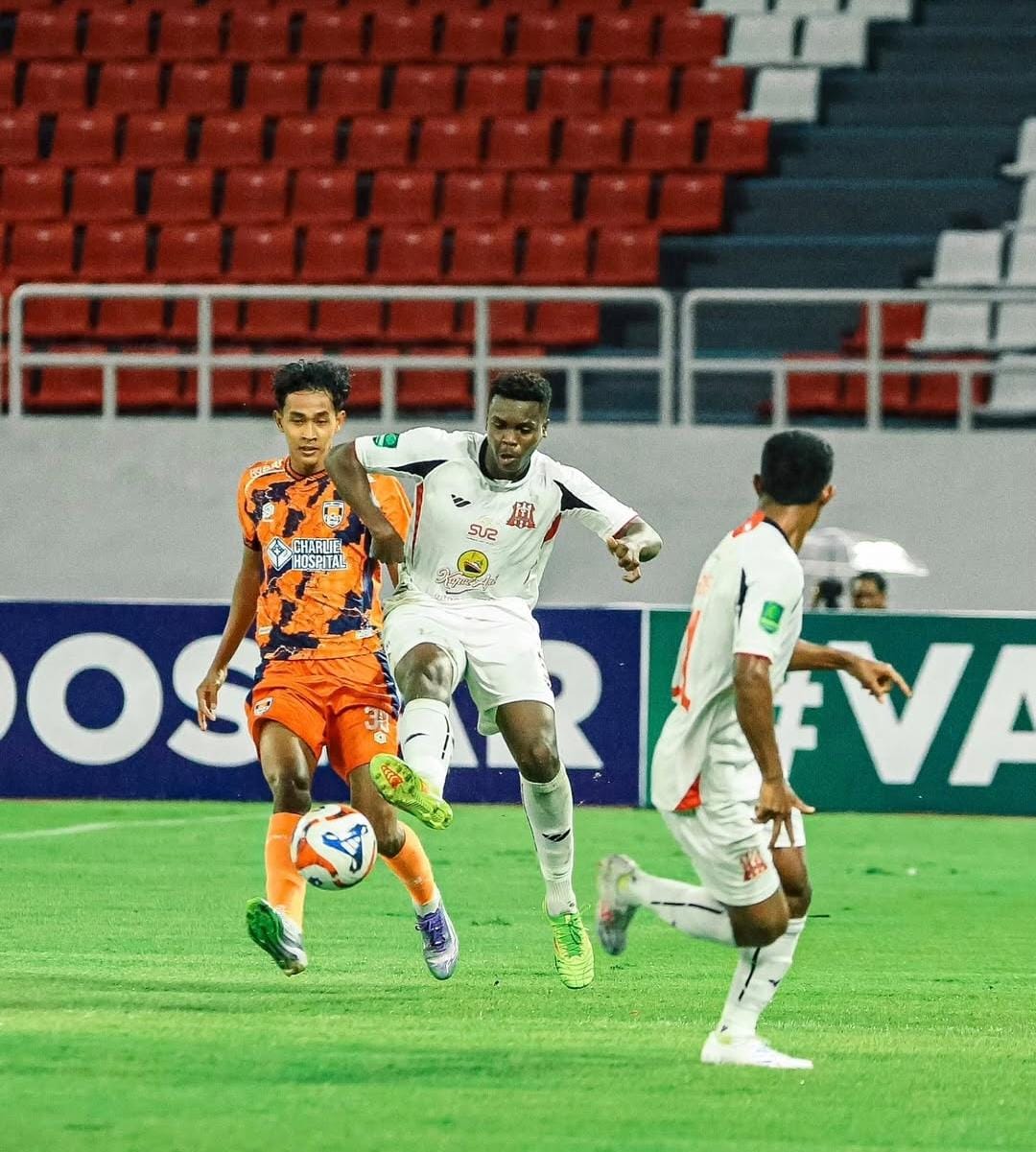 NAIK PERINGKAT: Pemain Detras Sidoarjo, Meshal Hamzah (tengah) saat berebut bola dengan pemain Kendal Tornado FC. (Foto: Deltras Sidoarjo)