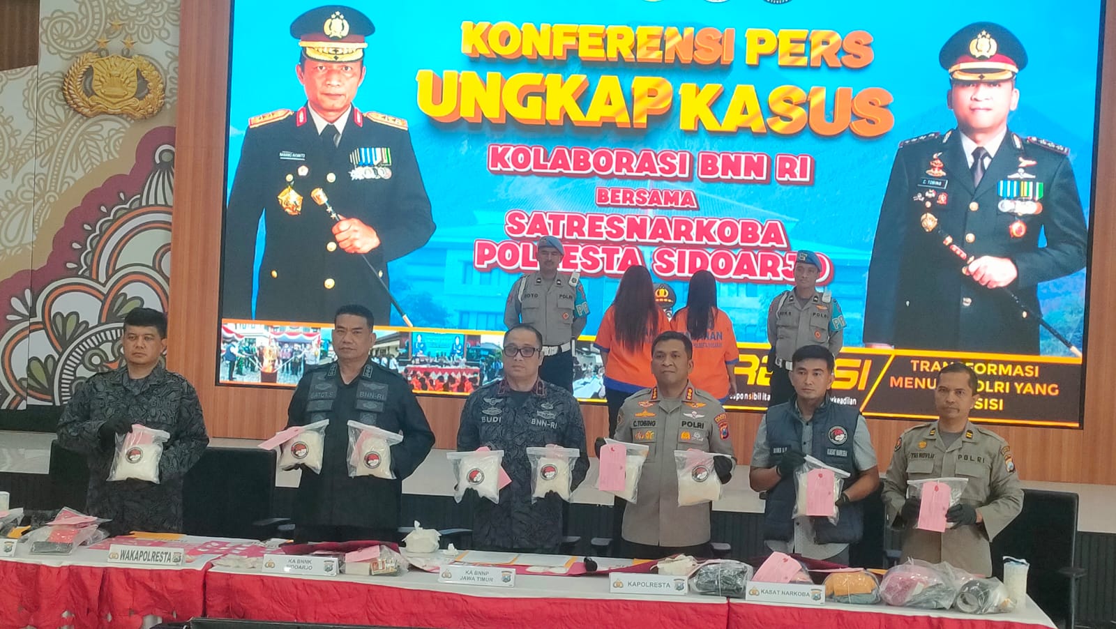 BUDAK SABU: Dua wanita diamankan Satresnarkoba Polresta Sidoarjo, Selasa (21/10). (DIKY SANSIRI/RADAR SIDOARJO)