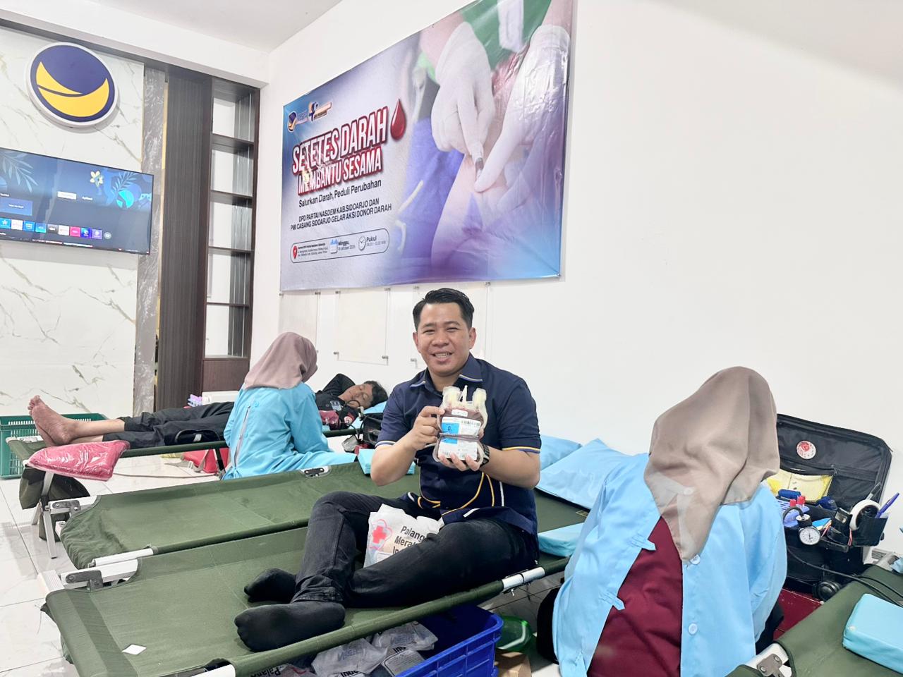 SOSIAL: Ketua DPD Partai NasDem Sidoarjo, Zakaria Dimas usai melaksanakan donor darah.