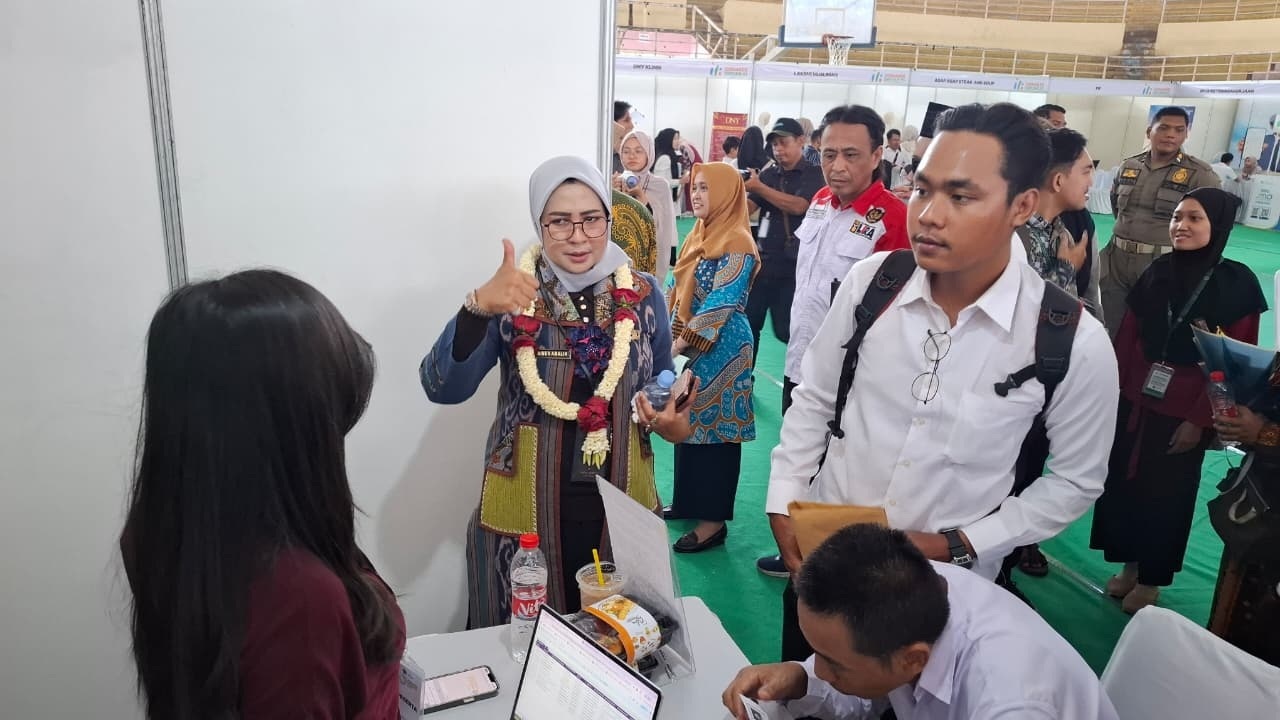 SIAP KERJA: Kepala Disnaker Sidoarjo, Ainun Amalia (dua dari kiri), saat mengunjungi salah satu stan Job Fair Inklusif di GOR Delta Sidoarjo. (M SAIFUL ROHMAN/RADAR SIDOARJO)
