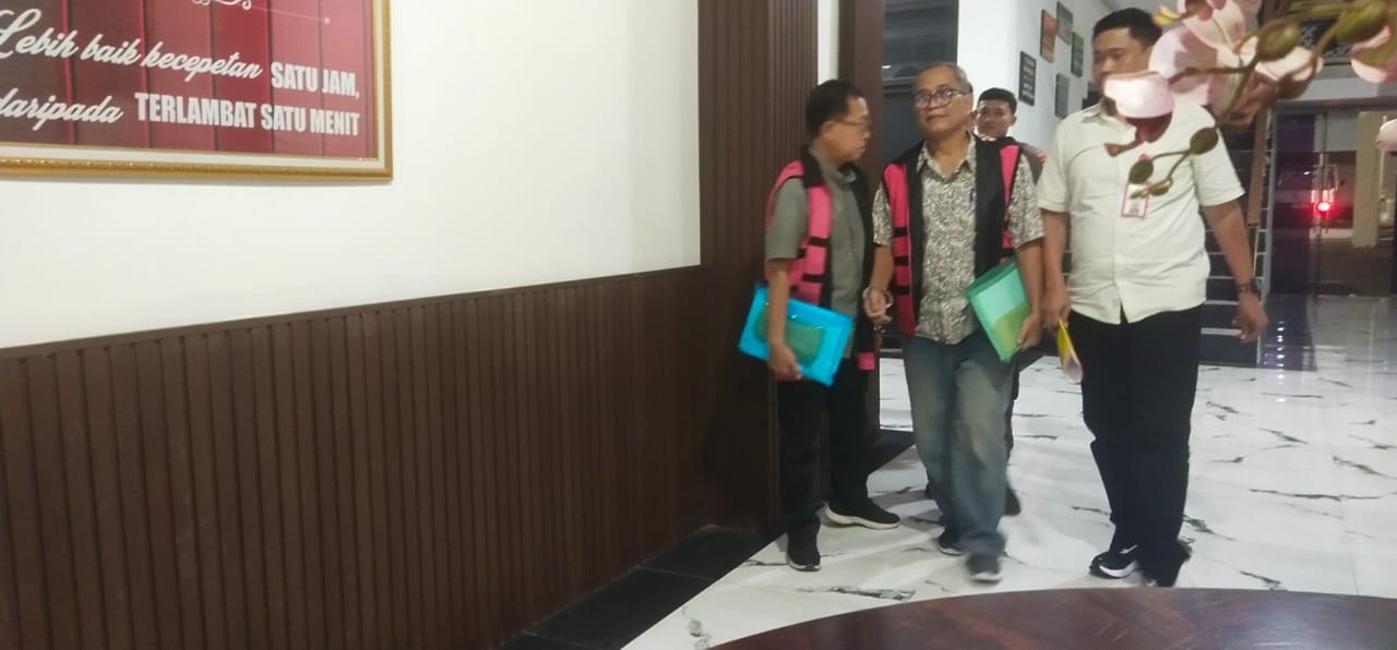 TAHAP DUA: Tersangka usai menjalani pemeriksaan di Kejari Sidoarjo, Senin (20/10). (DIKY SANSIRI/RADAR SIDOARJO)