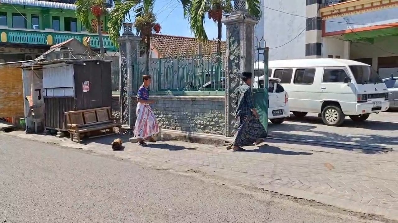 BERJALAN LAGI: Beberapa santri mulai datang ke Ponpes Al-Khoziny Buduran. (M SAIFUL ROHMAN/RADAR SIDOARJO)