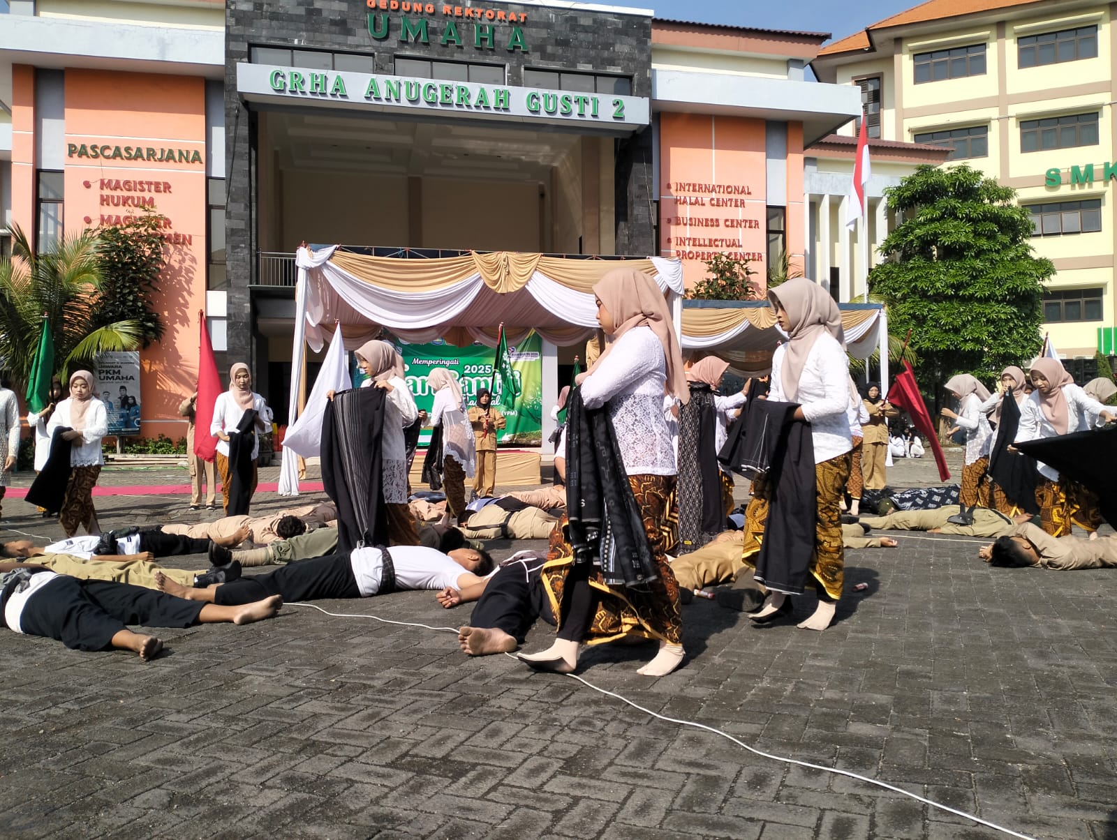 KEREN: Atraksi kolosal yang dipertunjukan para siswa siswi YPM di peringatan hari santri nasional 2025. (ANAS/RADAR SIDOARJO)