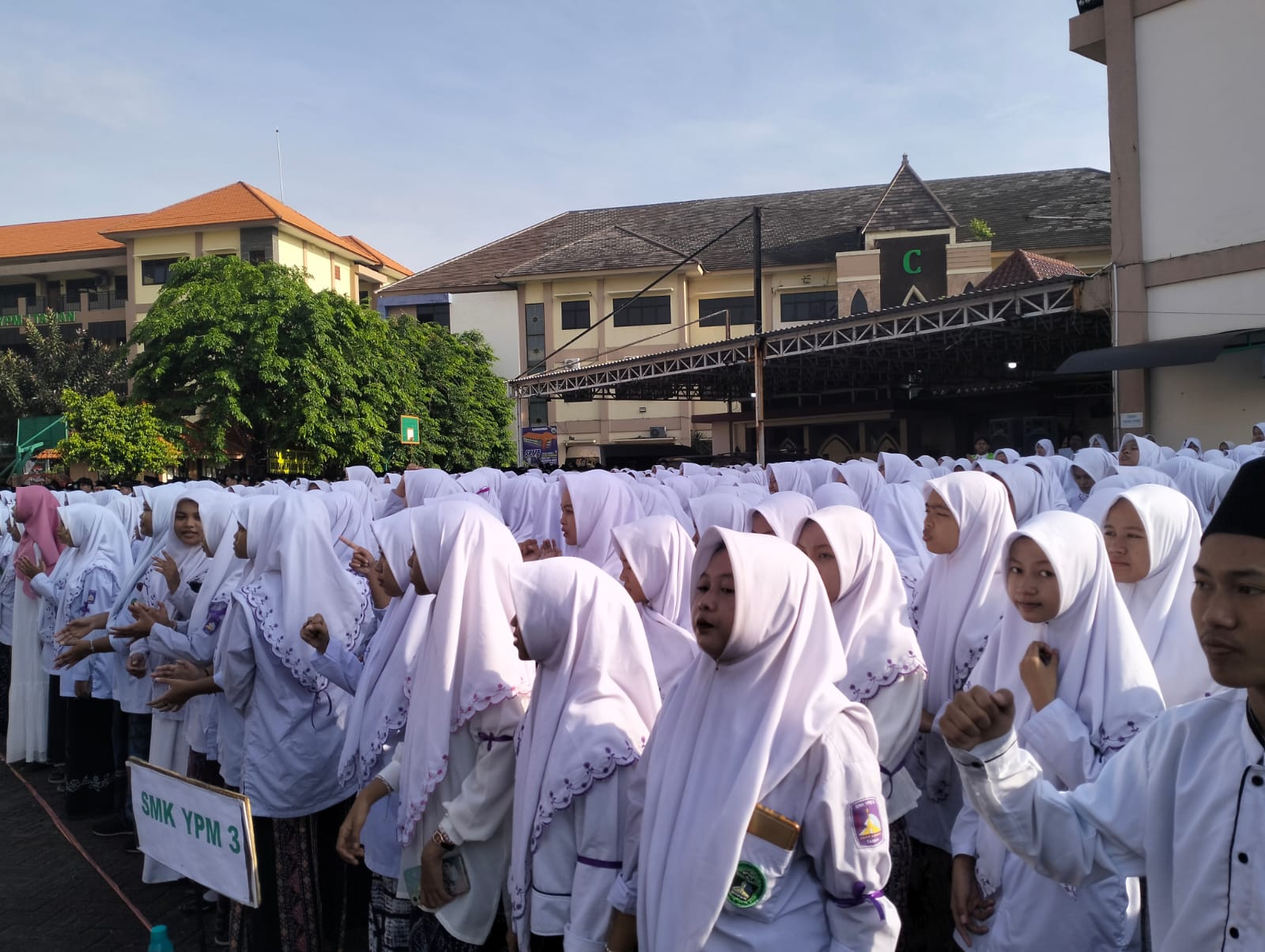 KHIDMAT: Para siswa saat mengikuti peringatan hari santri nasional 2025.