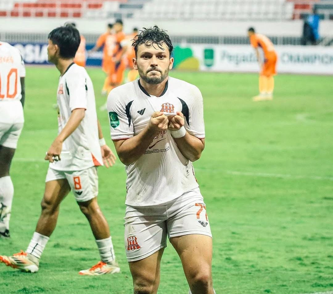 ANDALAN: Pemain asing Deltras Sidoarjo, Rian Almeida Lopes melakukan selebrasi usai mencetak gol. (IST/Instagram @rianlopes01)