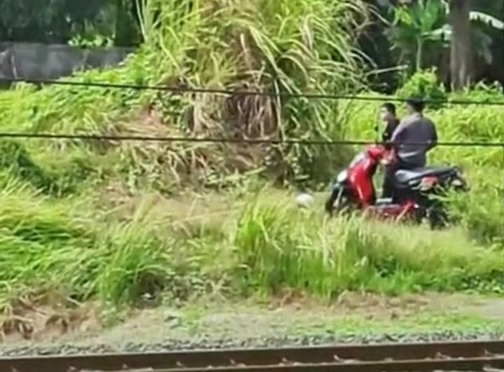 VIRAL: Dua sejoli tengah asyik di tengah rerumputan di Keboharan, Krian.