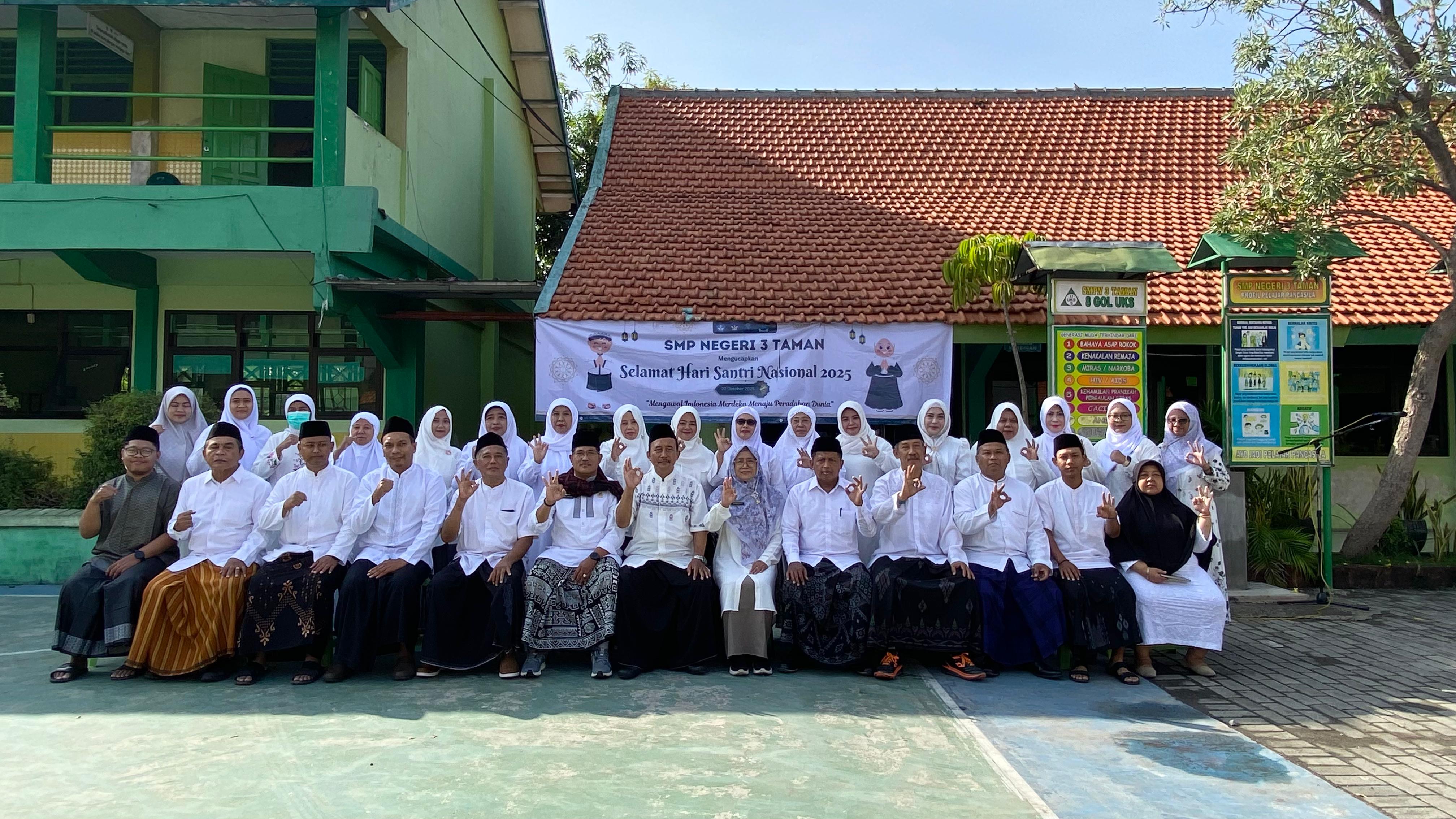 KOMPAK: Foto bersama dewan SMPN 3 Taman sesudah apel Hari Santri Nasional. (ANAS RADAR SIDOARJO )