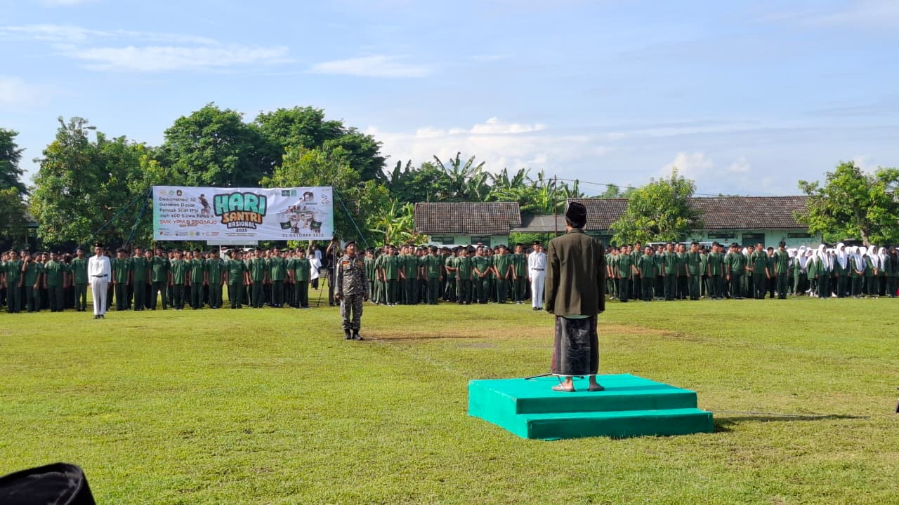 KHIDMAT: Suasana Apel hari santri 2025 SMK YPM 8 Sidoarjo di Lapangan Kompi Kavaleri 3 Sumput
