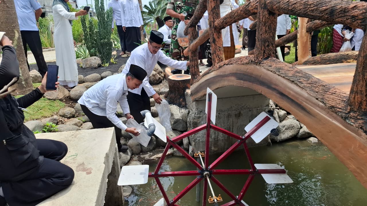 SIMBOLIS: Peresmian Green Techno Park dengan melepaskan  iklan ke kolam oleh ketua YPM Ir.Ahmad Makki