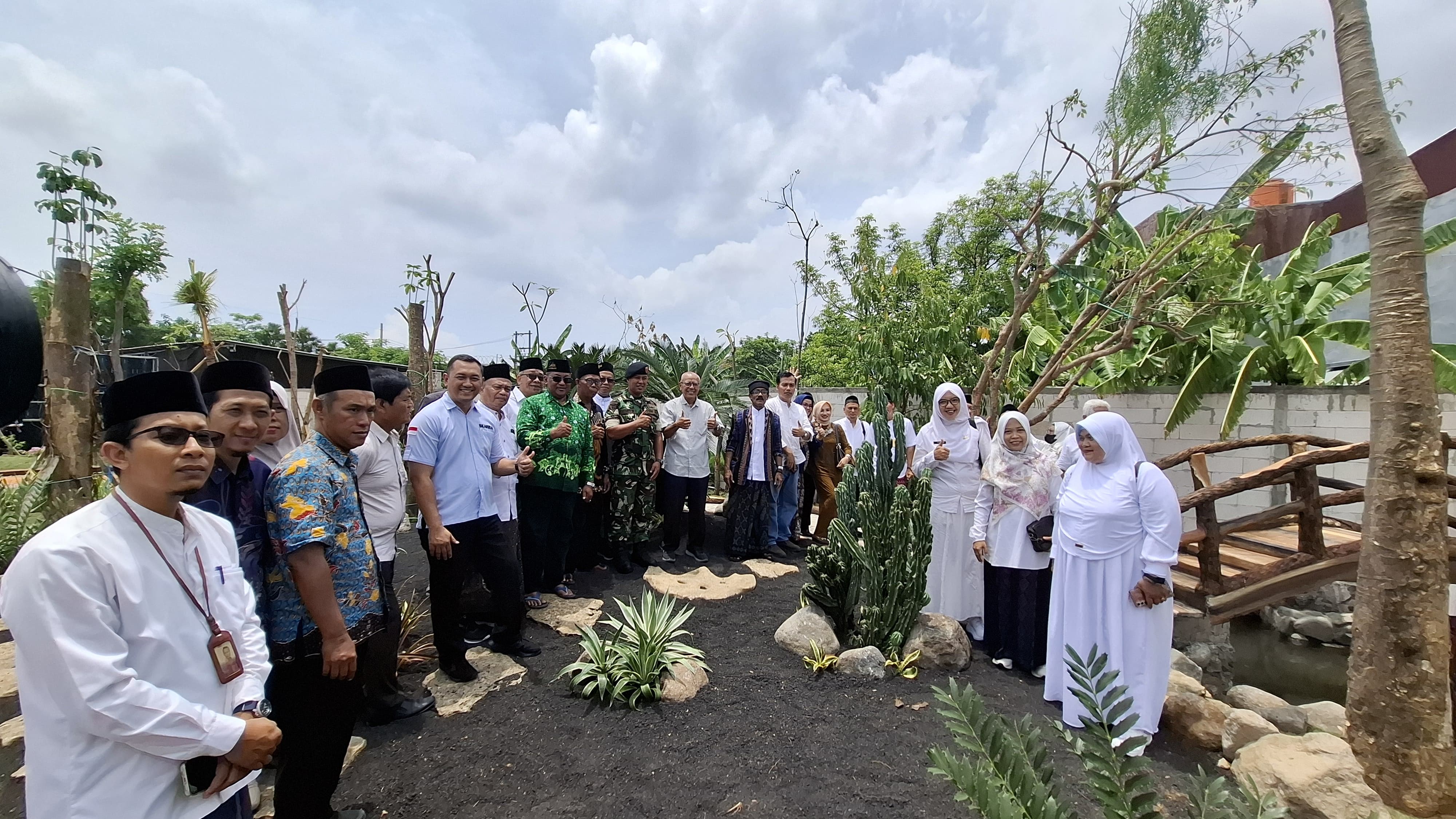 SIMBOLIS: Peresmian Green Techno Park dengan melepaskan iklan ke kolam oleh ketua YPM Ir.Ahmad Makki. (M SAIFUL ROHMAN/RADAR SIDOARJO)