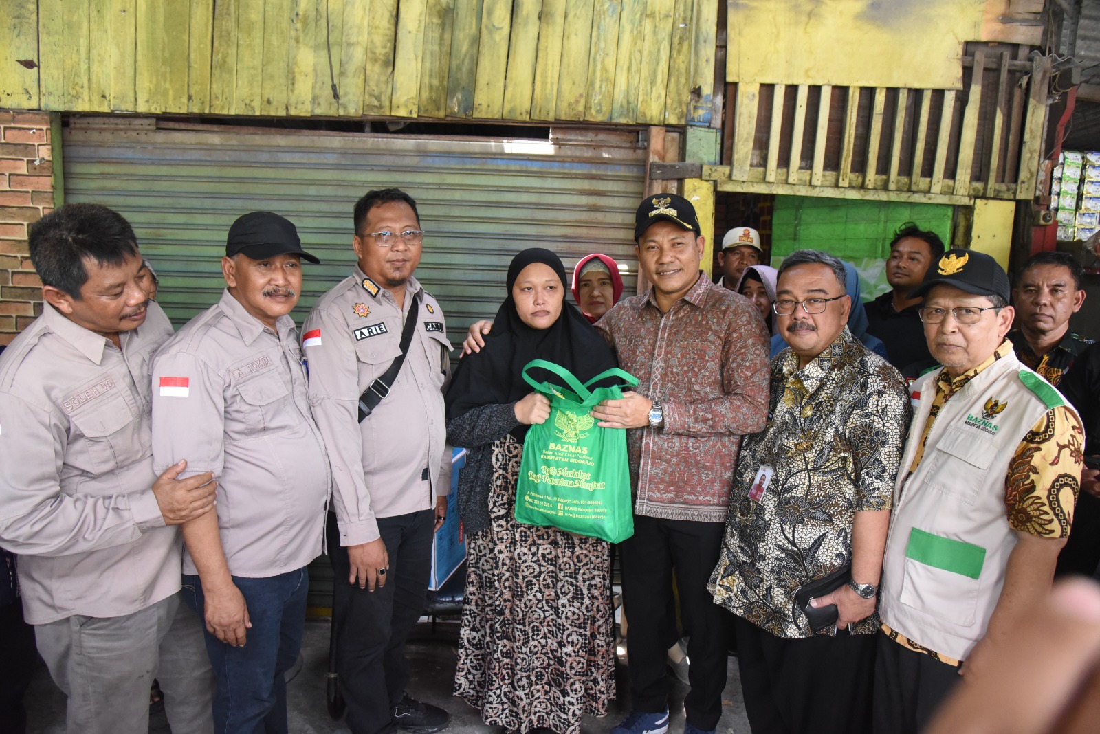 PRIHATIN: Bupati Sidoarjo, Subandi saat meninjau rumah warga Kelurahan Magersari yang roboh akibat angin puting beliung. (M SAIFUL ROHMAN/RADAR SIDOARJO)