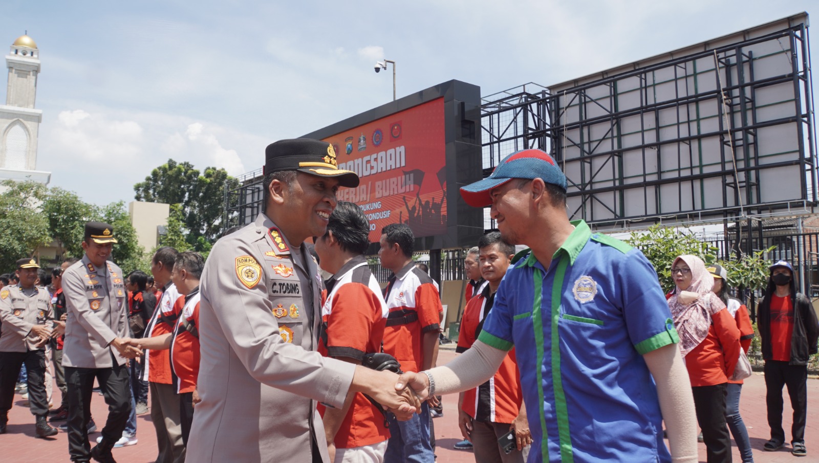 KEBERSAMAAN: Kapolresta Sidoarjo Kombes Pol Christian Tobing bersama para buruh, Kamis (23/10).