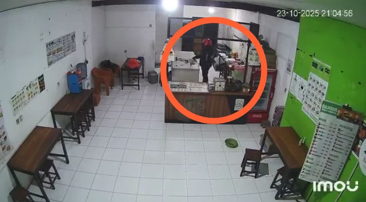 MERESAHKAN: Maling ponsel terekam cctv outlet di Bringinbendo, Taman, Sidoarjo.