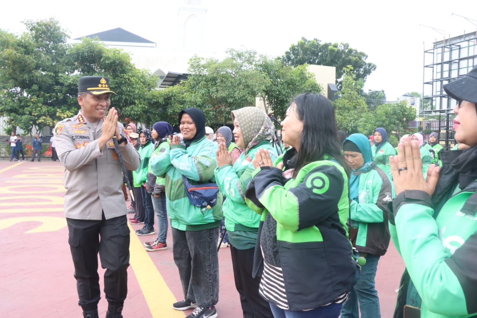 SINERGI: Kapolresta Sidoarjo Kombes Pol Christian Tobing apel Kamtibmas bersama ratusan driver ojol, Jumat (24/10).