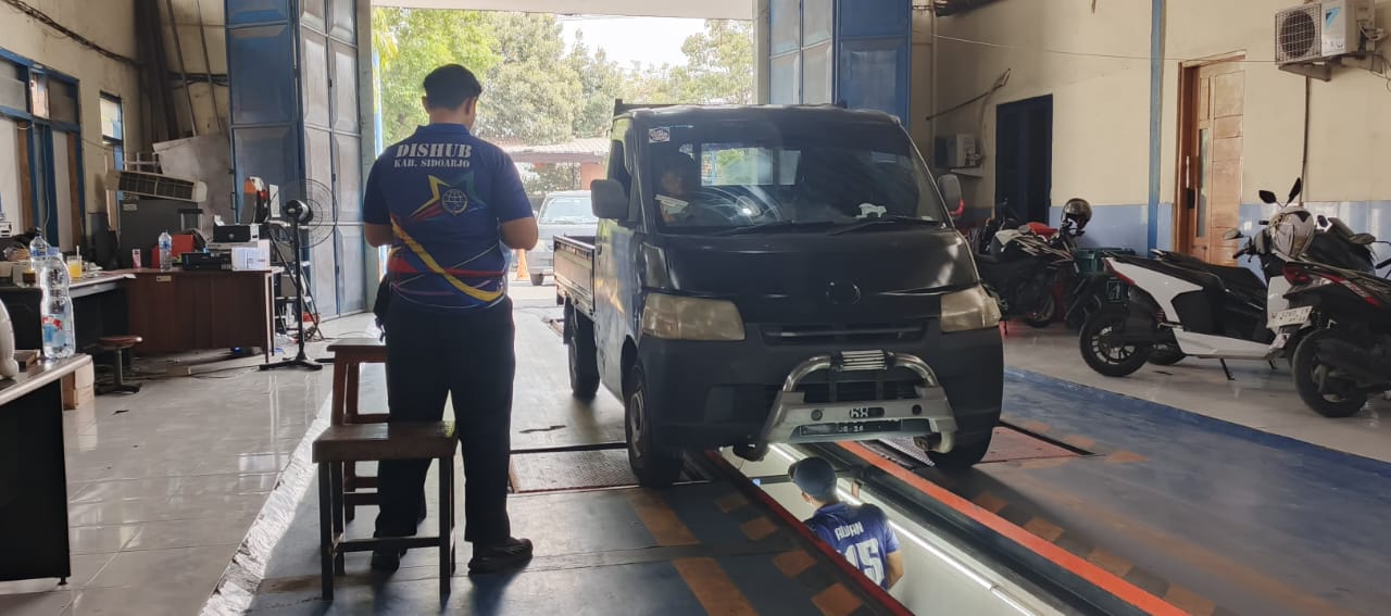 ANTRE: Sejumlah kendaraan mengantre di kantor uji KIR Dishub Sidoarjo untuk menjalani pemeriksaan berkala. (M SAIFUL ROHMAN/RADAR SIDOARJO)