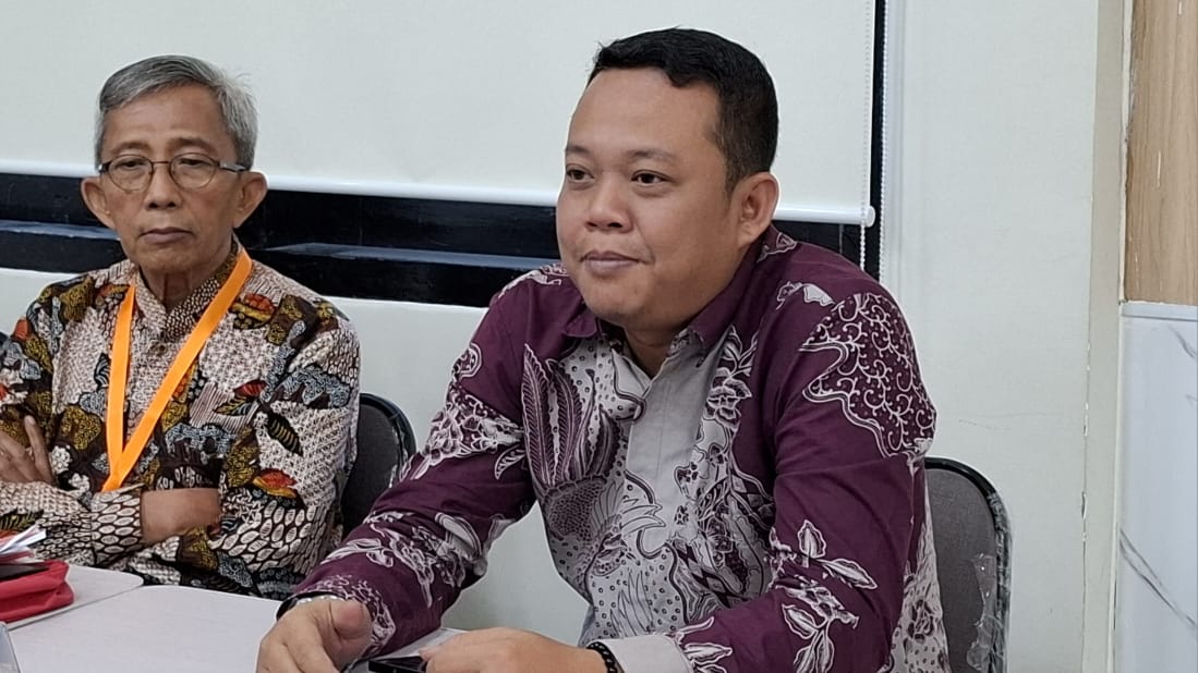 GEREGETAN: Sekretaris Komisi A DPRD Sidoarjo, Raymond Tara Wahyudi (kannn). (M SAIFUL ROHMAN/RADAR SIDOARJO)