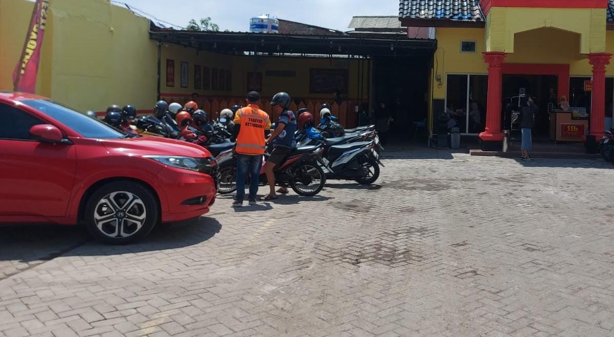 AMAN: Polemik pengelolaan lahan parkir di rumah makan Wadungasri, Waru. (DIKY SANSIRI/RADAR SIDOARJO)