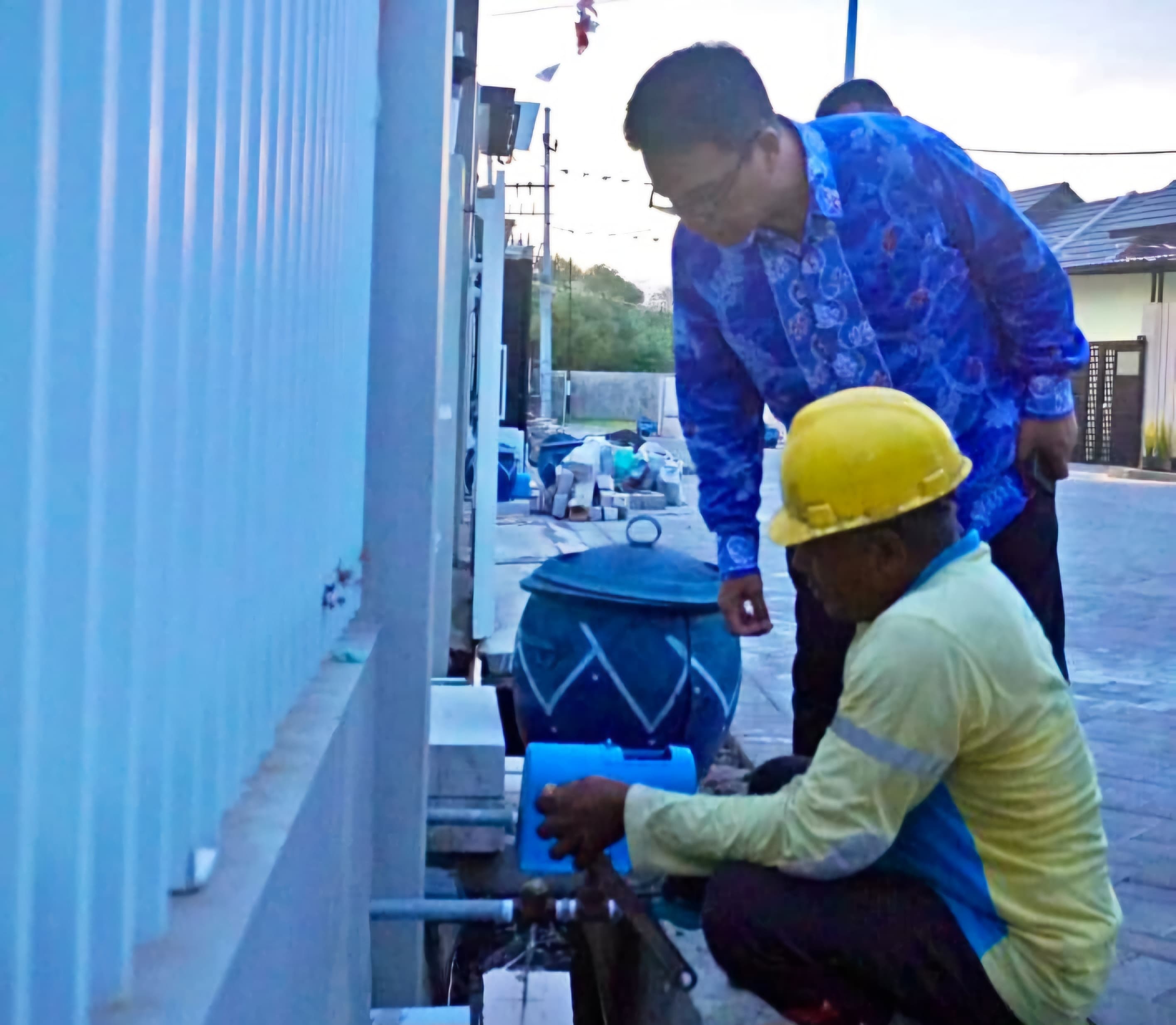 RUTIN: Pengecekan jaringan pipa jadi kunci kelancaran suplai air bersih bagi warga.
