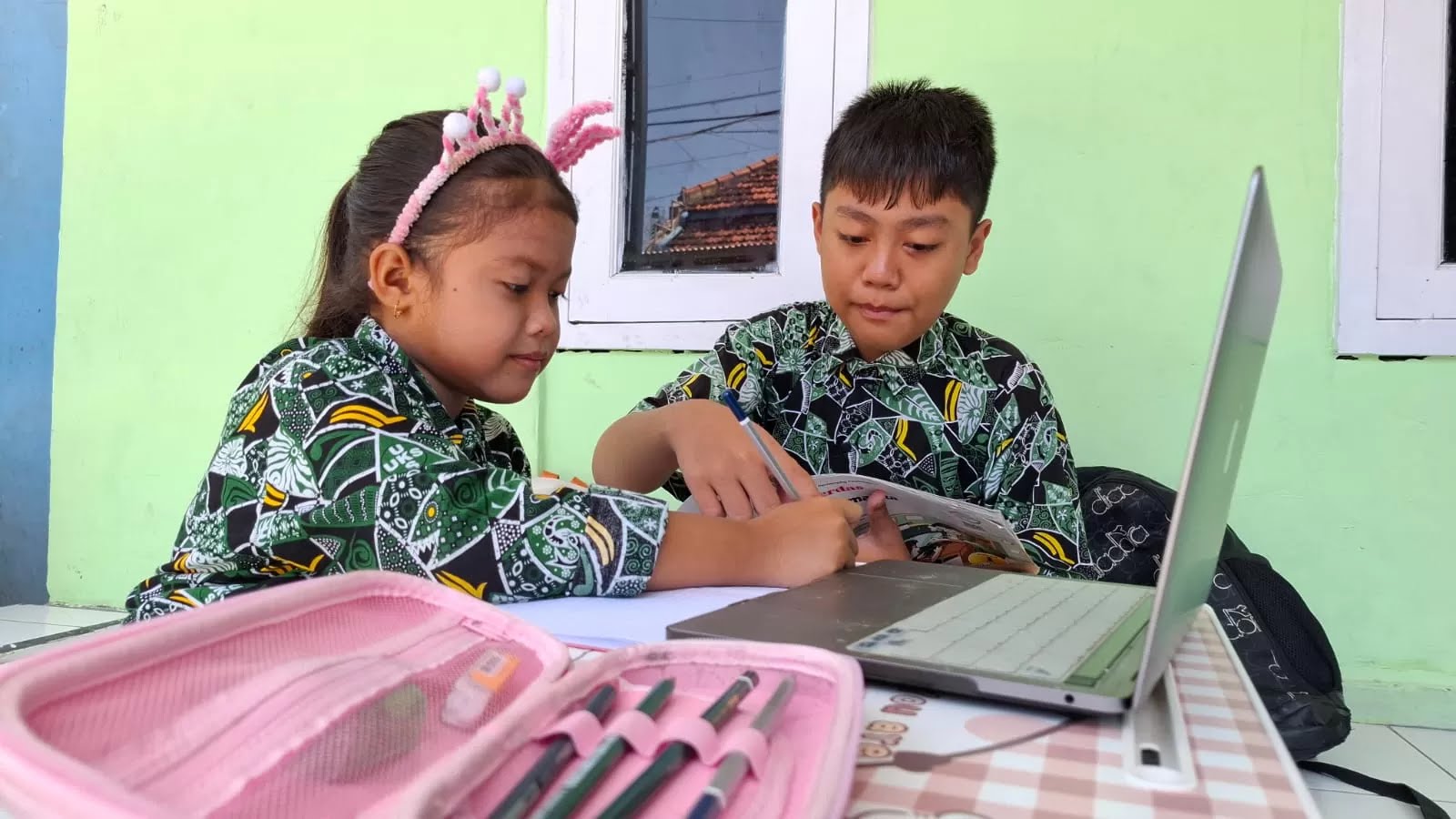 ILUSTRASI: Siswa SDN di Sidoarjo saat belajar bersama. (M SAIFUL ROHMAN/RADAR SIDOARJO)