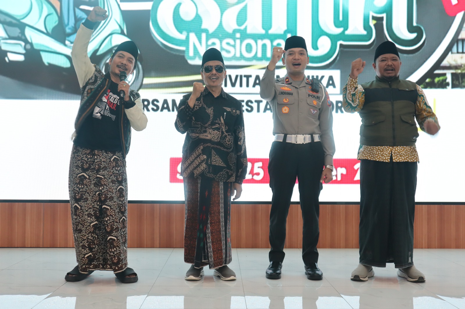 KOMPAK: Kasatlantas Polresta Sidoarjo usai menggelar motoran bareng, Sabtu (25/10).