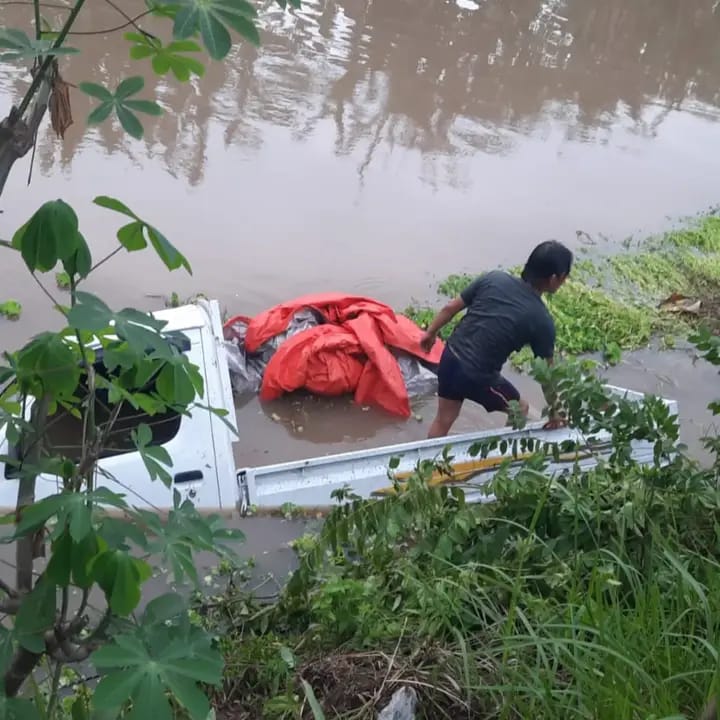 TRAGIS: Pikap tercebur di sungai.