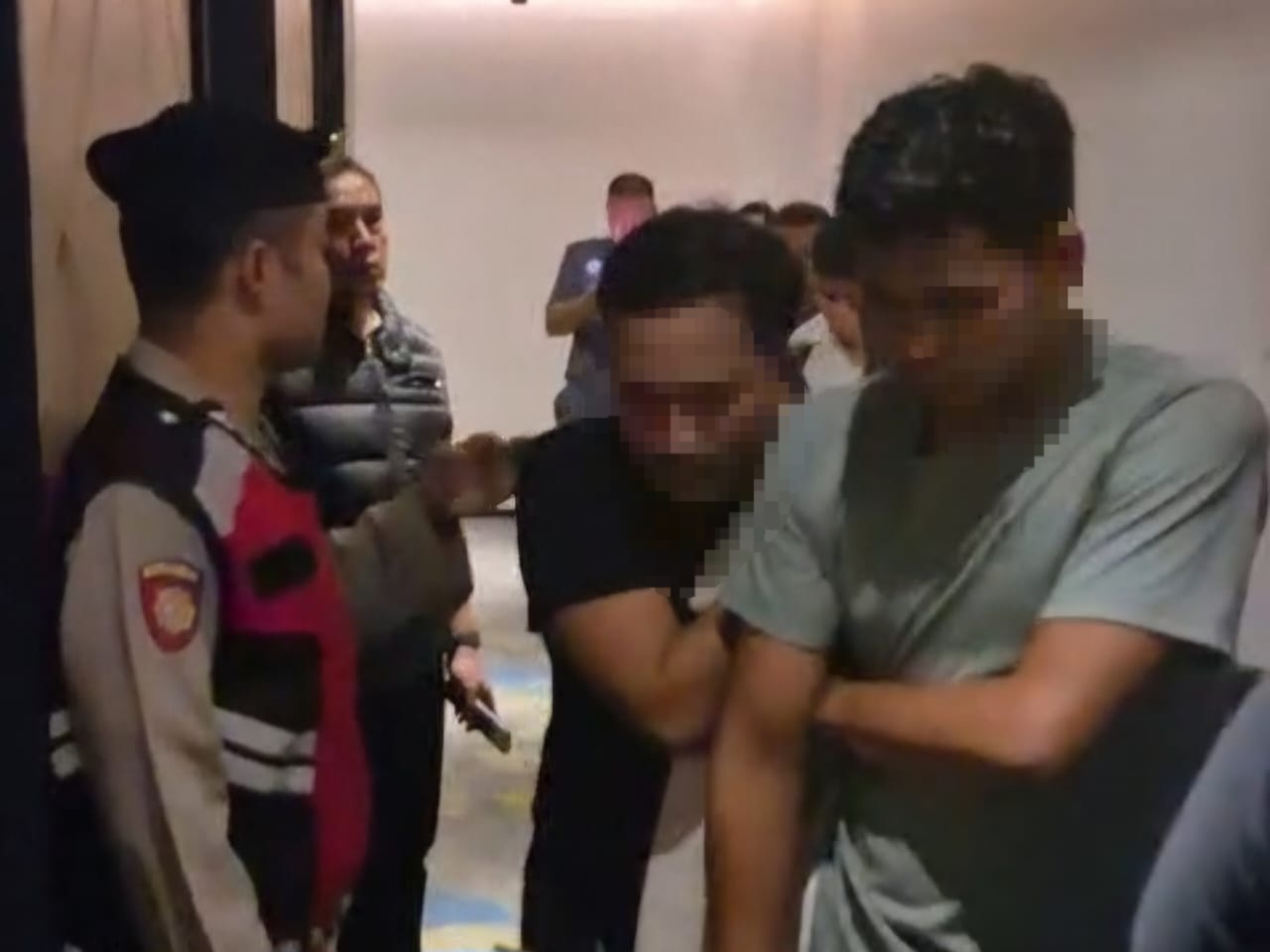 TEGAS: Suasana saat penggrebekan pesta gay di Surabaya.