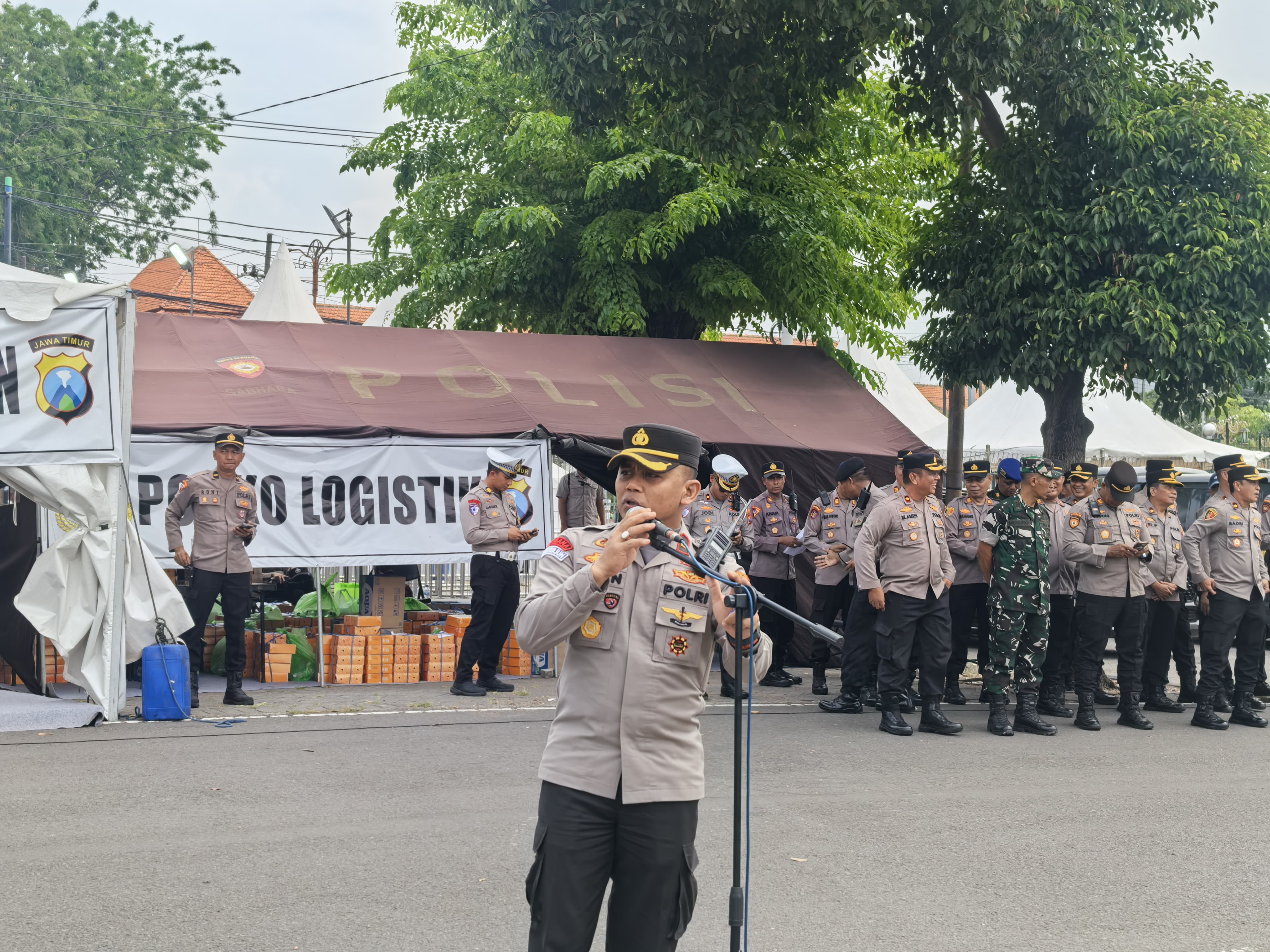 KEAMANAN: Polisi melakukan apel pengamanan jelang laga Deltras  Vs PSIS Semarang di Stadion Gelora Delta Sidoarjo, Minggu (26/10).