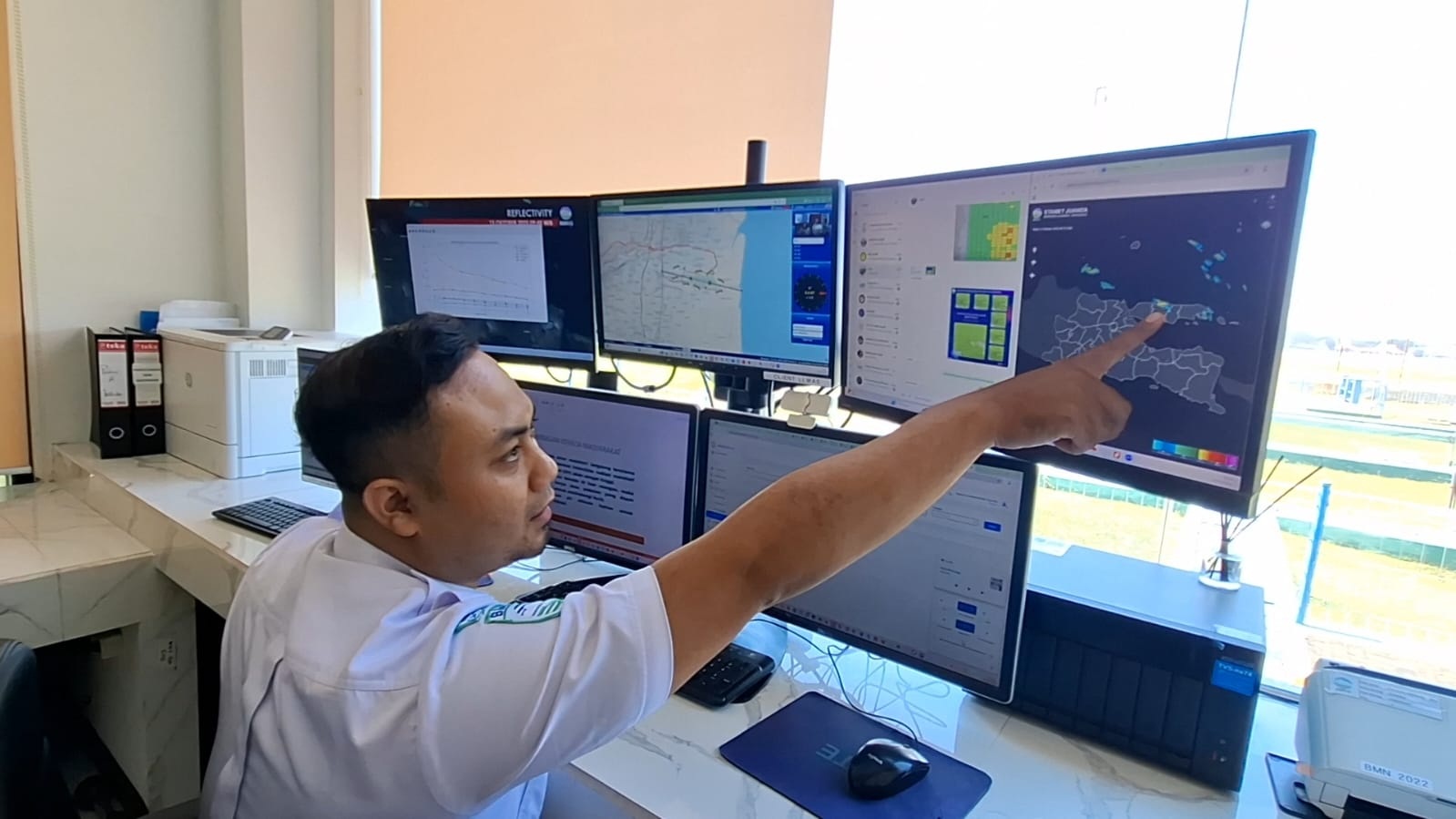 ANSTISIPASI: Prakirawan BMKG Juanda saat memantau pergerakan awan. (M SAIFUL ROHMAN/RADAR SIDOARJO)