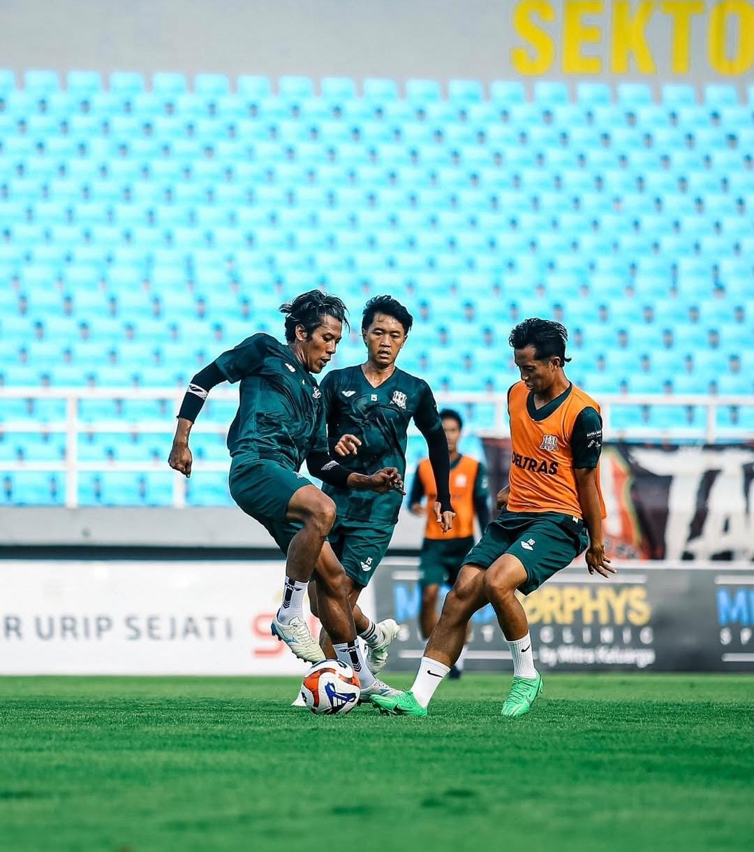 FOKUS: Pemain Deltras Sidoarjo saat latihan di Stadion Gelora Delta. (FOTO DELTRAS SIDOARJO)