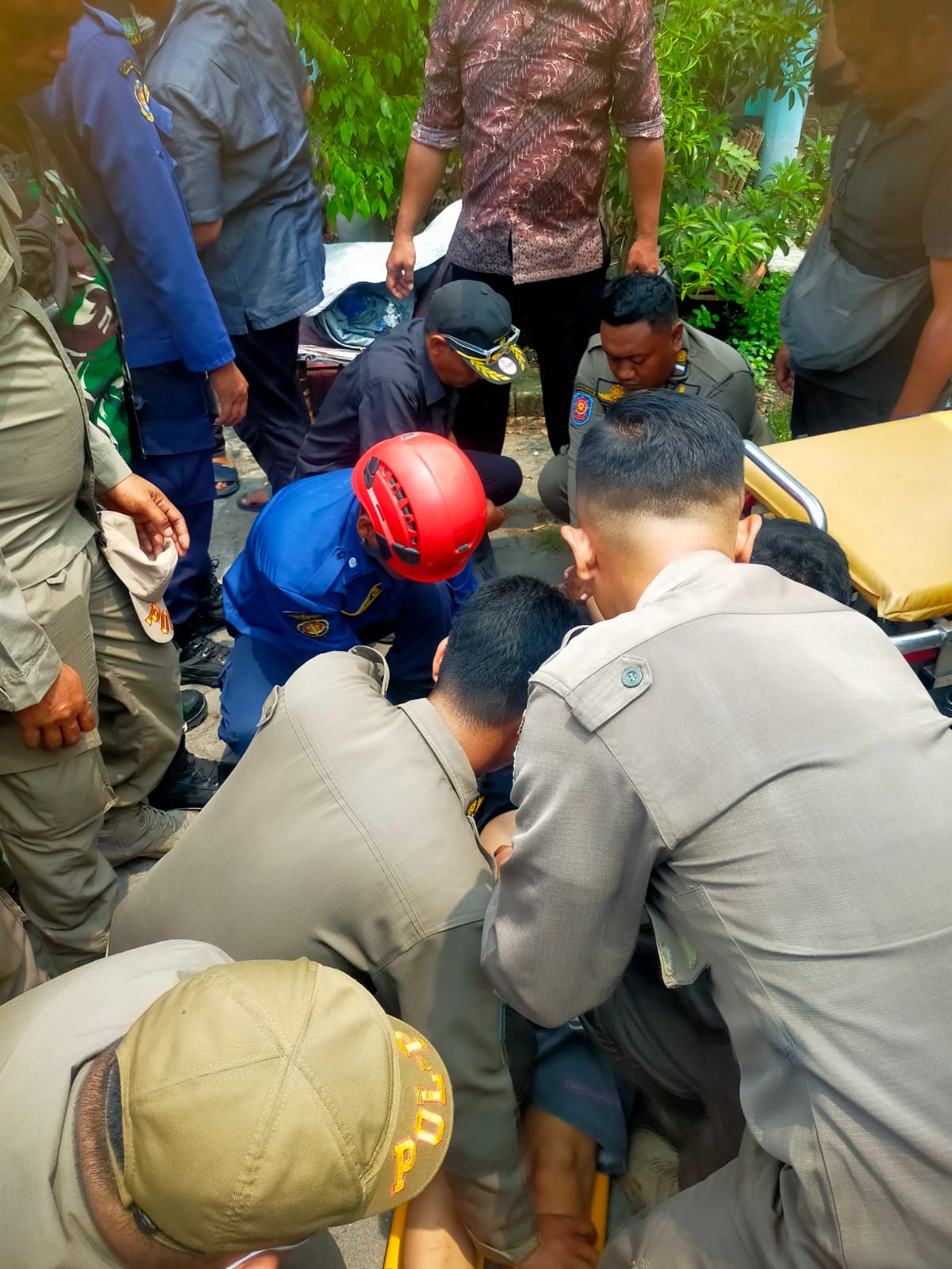 MERESAHKAN: Petugas evakuasi ODGJ di Bogempinggir, Balongbendo, Sidoarjo.