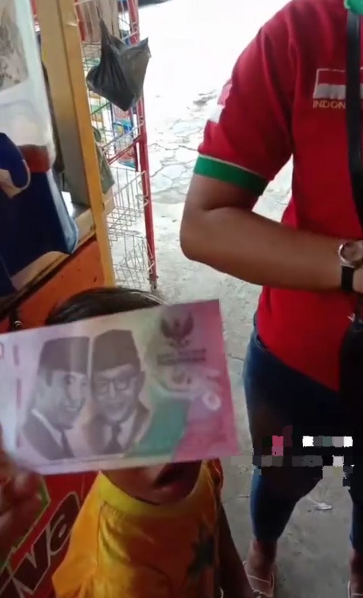 TEPERGOK: Wanita bayar pakai uang mainan saat beli es teh di Bangah, Gedangan.