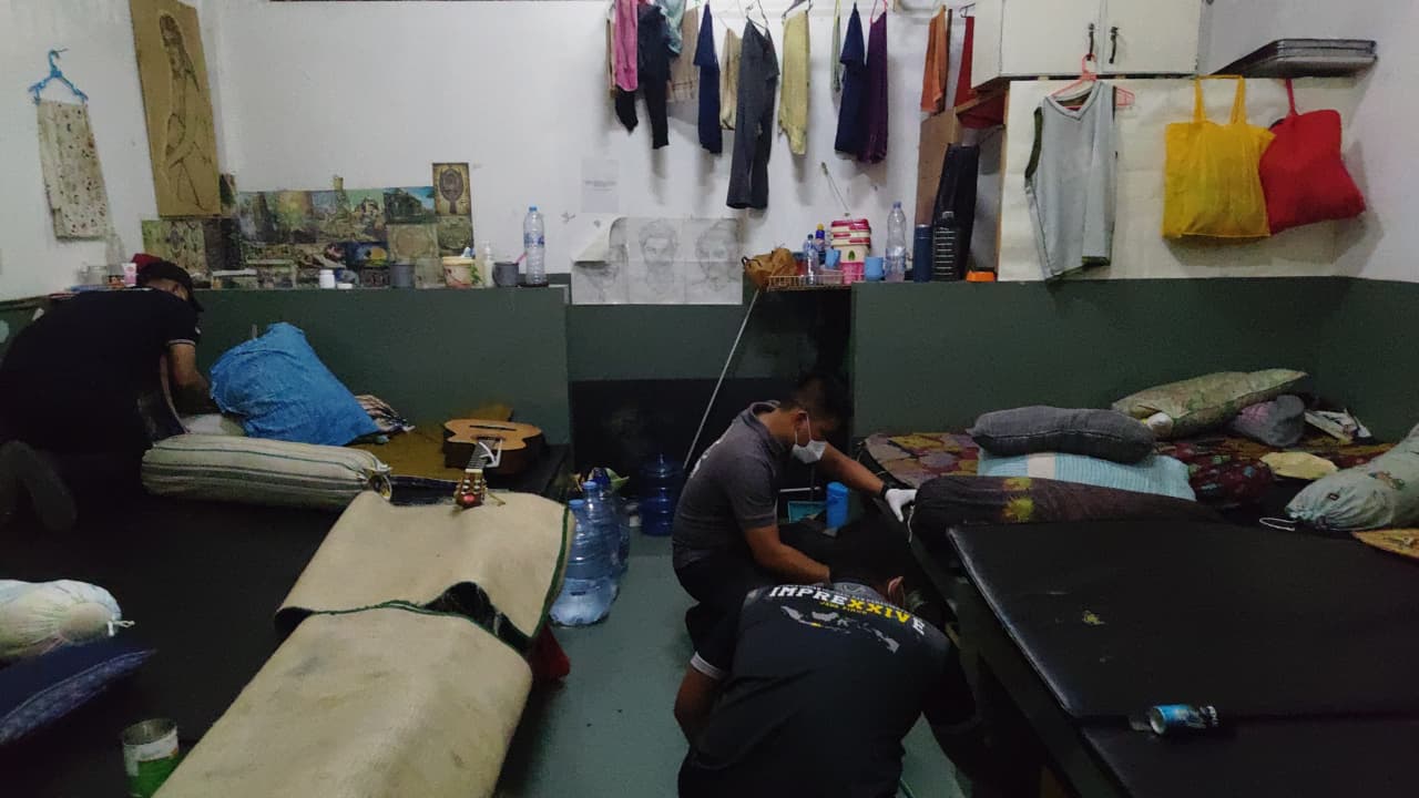 KETAT: Petugas gabungan gelar razia mendadak di Rutan Medaeng, Waru, Sidoarjo.