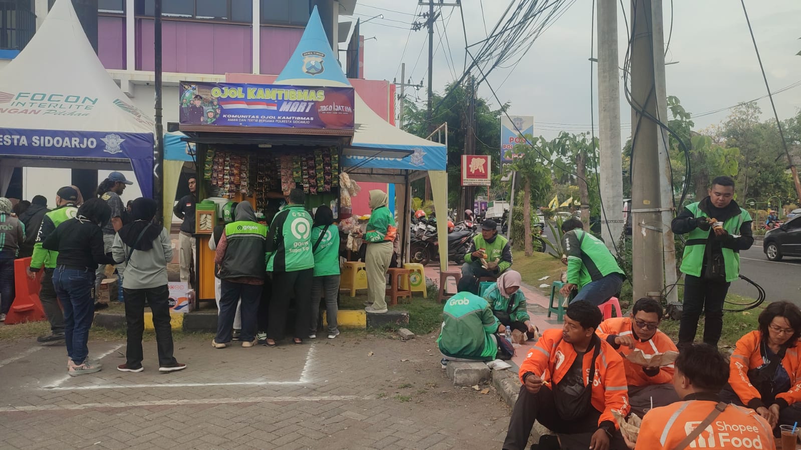 DISERBU: Gerai ojol kamtibmas mart yang dibangun Polresta Sidoarjo untuk pengendara ojol di Sidoarjo. (IST/RADAR SIDOARJO)