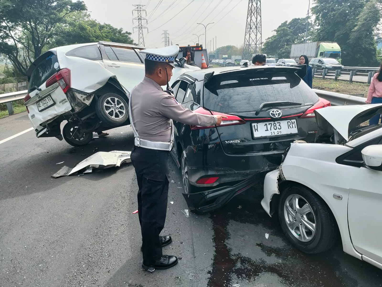 RUSAK: Kondisi mobil usai mengalami kecelakaan beruntun di Tol Waru-Juanda, Senin (27/10) pagi.