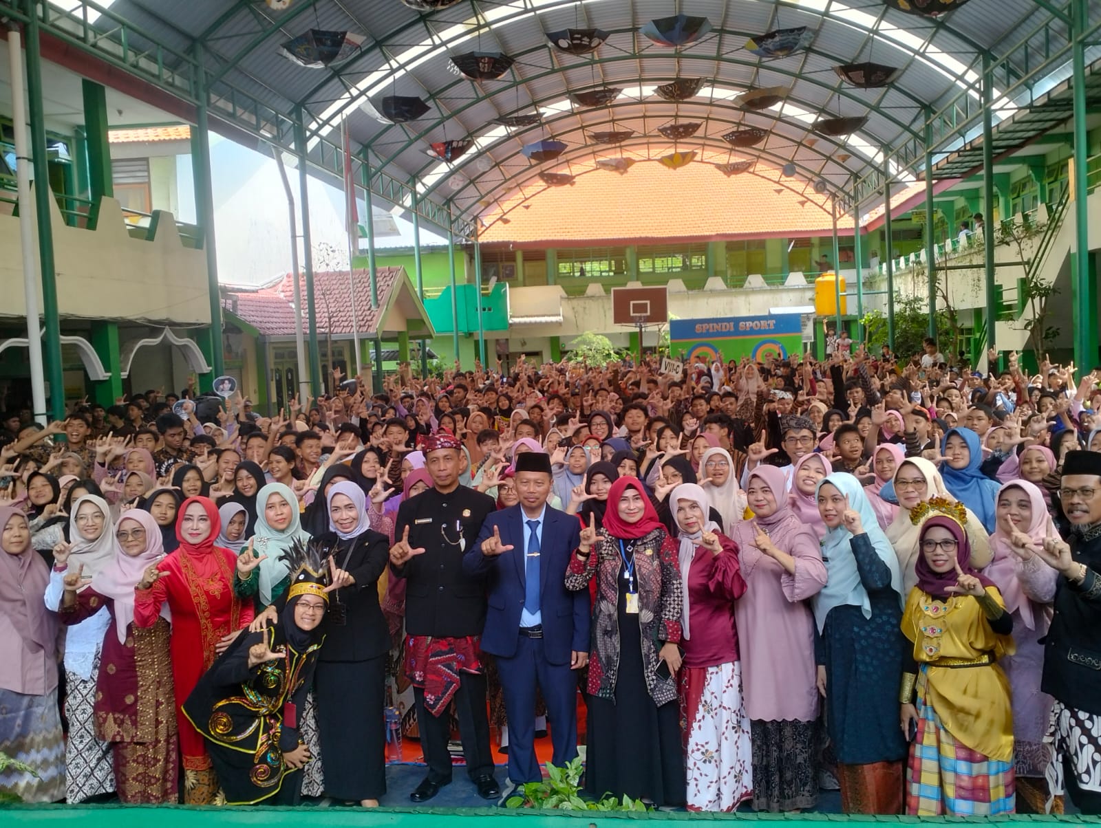 KOMPAK: Foto bersama kepala SMPN 1 Candi bersama Kepala Dispendikbud Sidoarjo dan siswa dalam kegiatan Peringatan hari Sumpah Pemuda dan Gebyar Bulan Bahasa. (ANAS/ RADAR SIDOARJO)