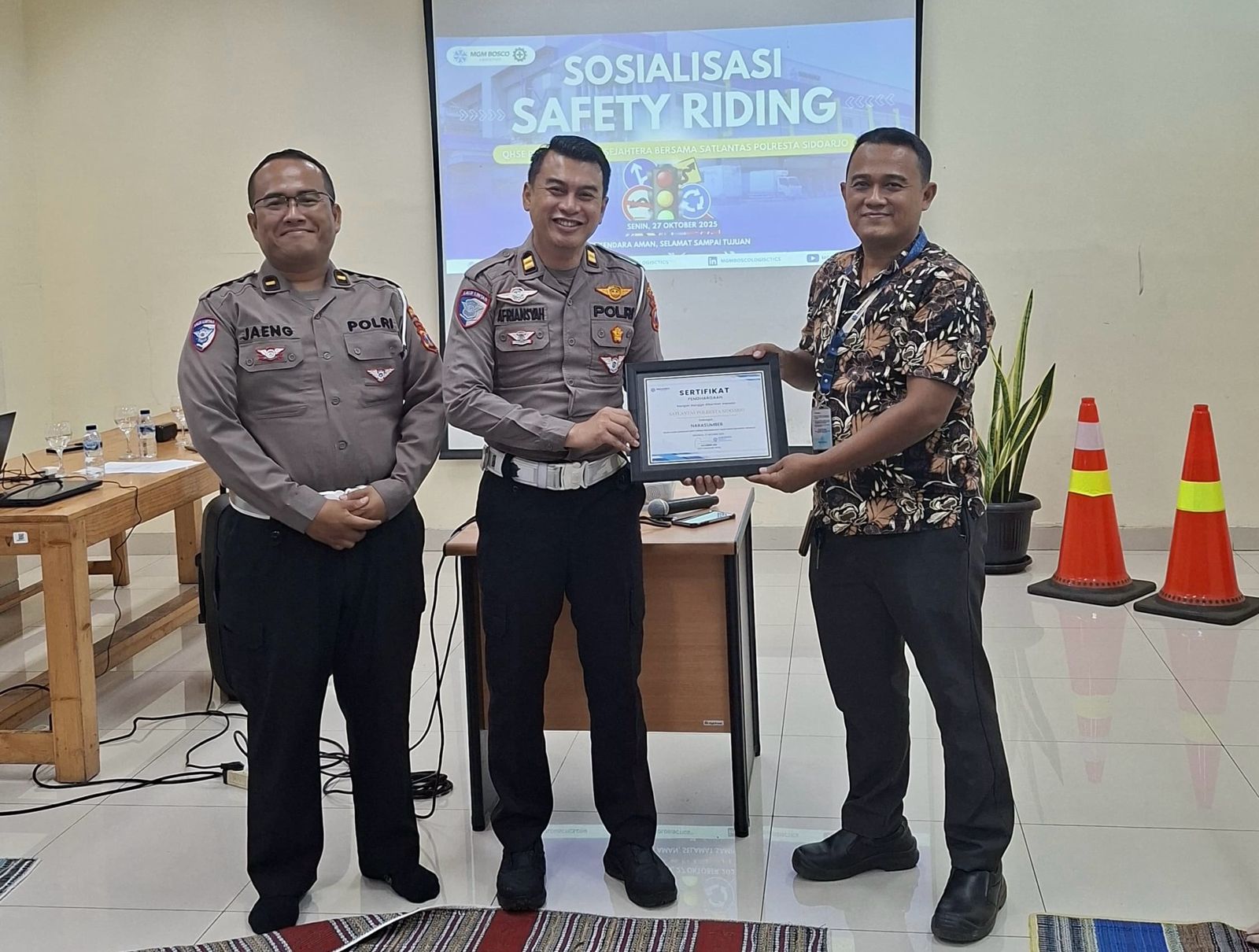 EDUKASI: Satlantas Polresta Sidoarjo ajak karyawan tertib berkendara, Selasa (28/10).