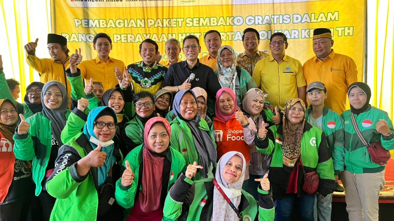 DUKUNGAN: Pengemudi ojek online perempuan memadati lokasi pembagian sembako gratis yang digelar dalam rangka memperingati Hari Ulang Tahun ke-61 Partai Golkar.