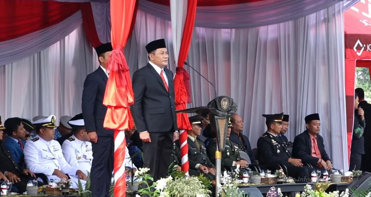 SEMANGAT: Bupati Sidoarjo, Subandi saat memimpin upacara peringatan Sumpah Pemuda di Mal Pelayanan Publik (MPP).