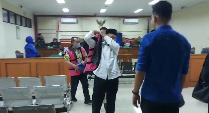 KASASI: Mantan Kades Gilang, Sulhan bersama dua terdakwa lainnya saat menjalani sidang di Tipikor Surabaya. (DIKY SANSIRI/RADAR SIDOARJO)