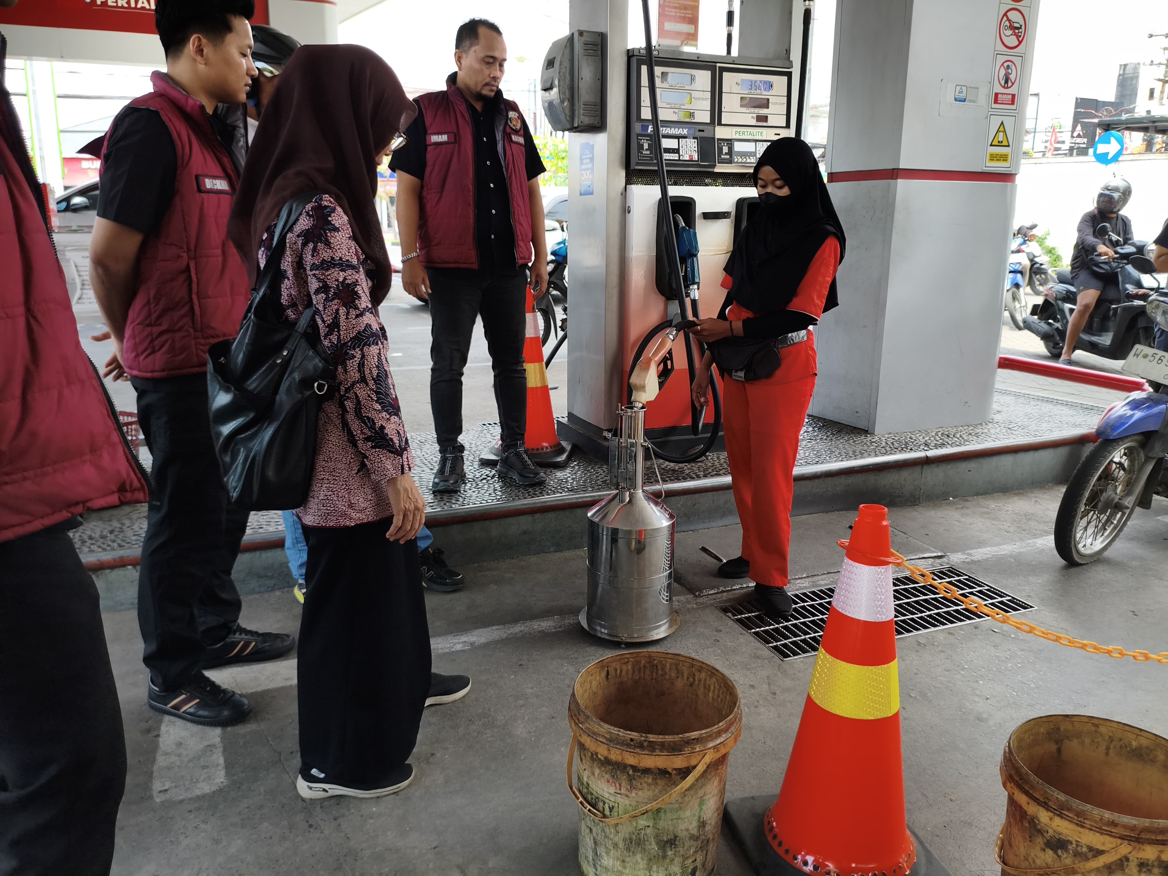 SIDAK: Satreskrim Polresta Sidoarjo mengecek kandungan isi Pertalite, Selasa (28/10).