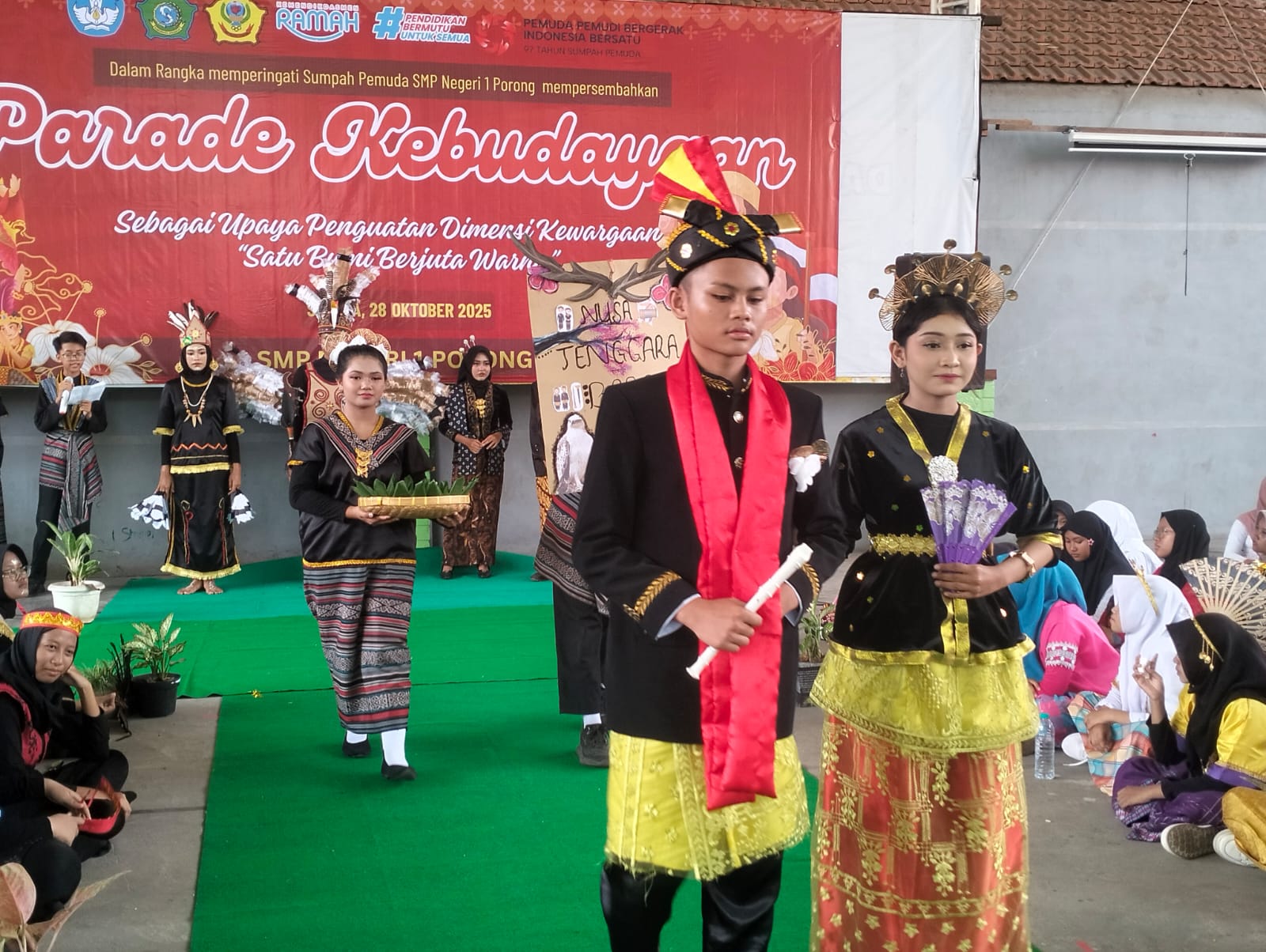 KOMPAK: Pakaian adat Nusa Tenggara Barat yang diperagakan para siswa SMP Negeri 1 Porong dalam kegiatan Parade Kebudayaan. (ANAS RADAR SIDOARJO )