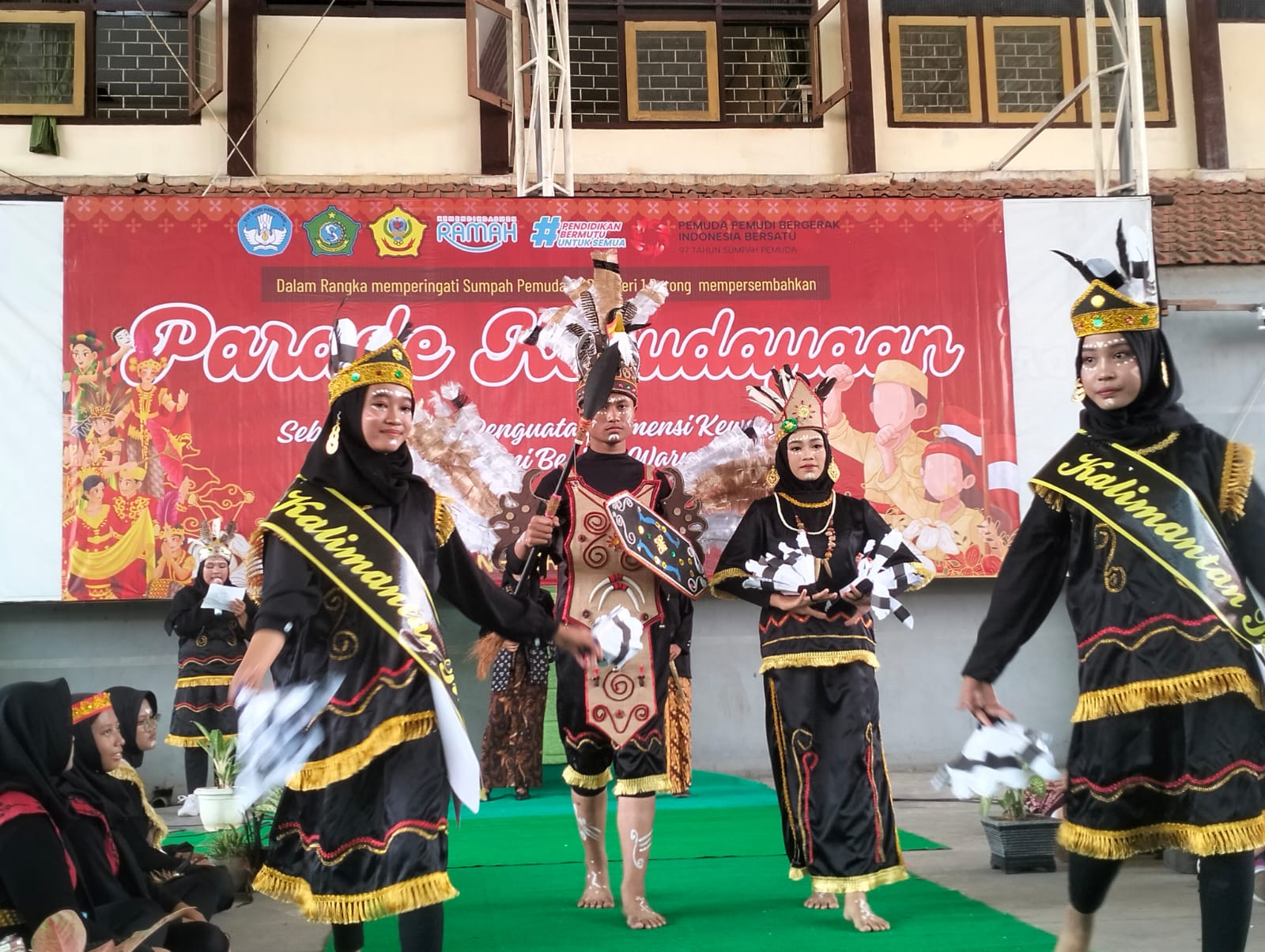 BUDAYA: Pakaian adat Kalimantan Timur dipakai para siswa SMP Negeri 1 Porong dalam kegiatan Parade Kebudayaan. (ANAS/RADAR SIDOARJO)