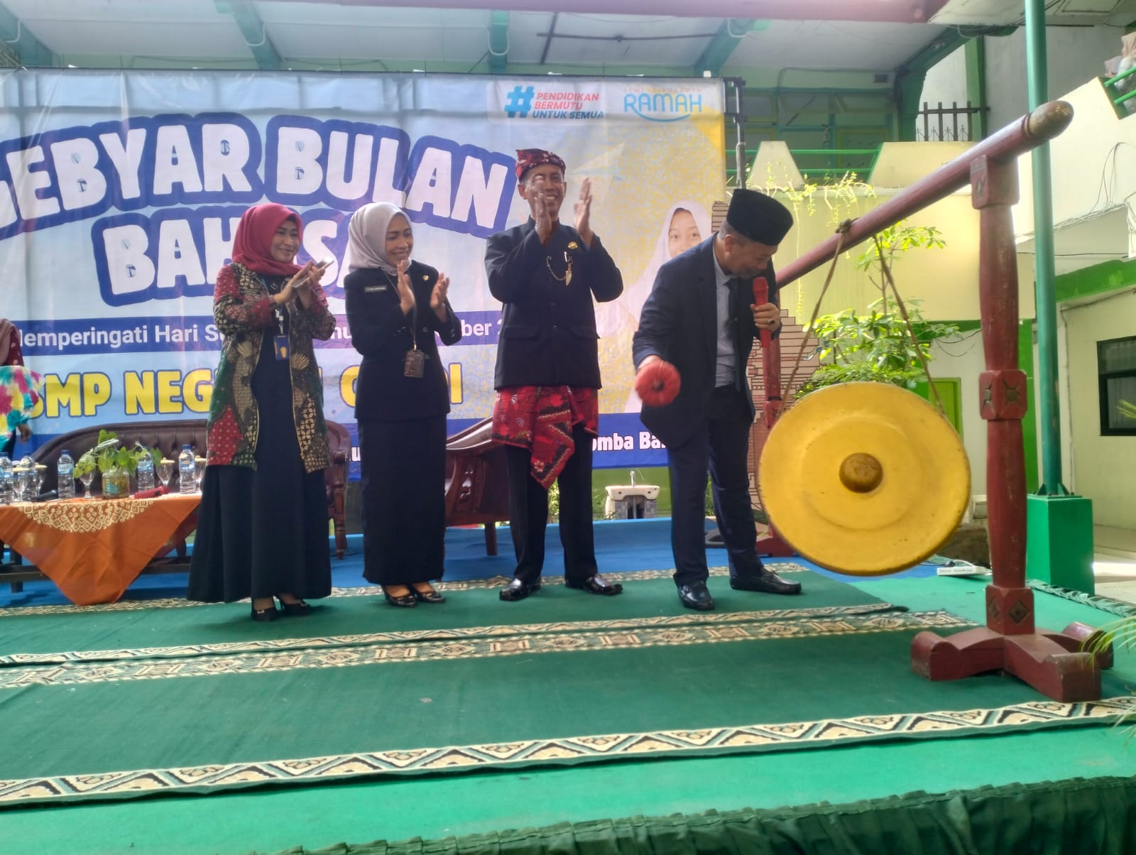 MANTAP: Kepala Dinas Pendidikan dan Kebudayaan (Dispendikbud) Kabupaten Sidoarjo Dr. Tirto Adi, M. Pd saat pembukaan Gebyar bulan bahasa di SMPN 1 Candi.