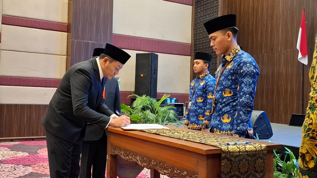 RESMI: Bupati Sidoarjo, Subandi saat menyaksikan penandatanganan ASN PPPK usai disumpah. (M SAIFUL ROHMAN/RADAR SIDOARJO)