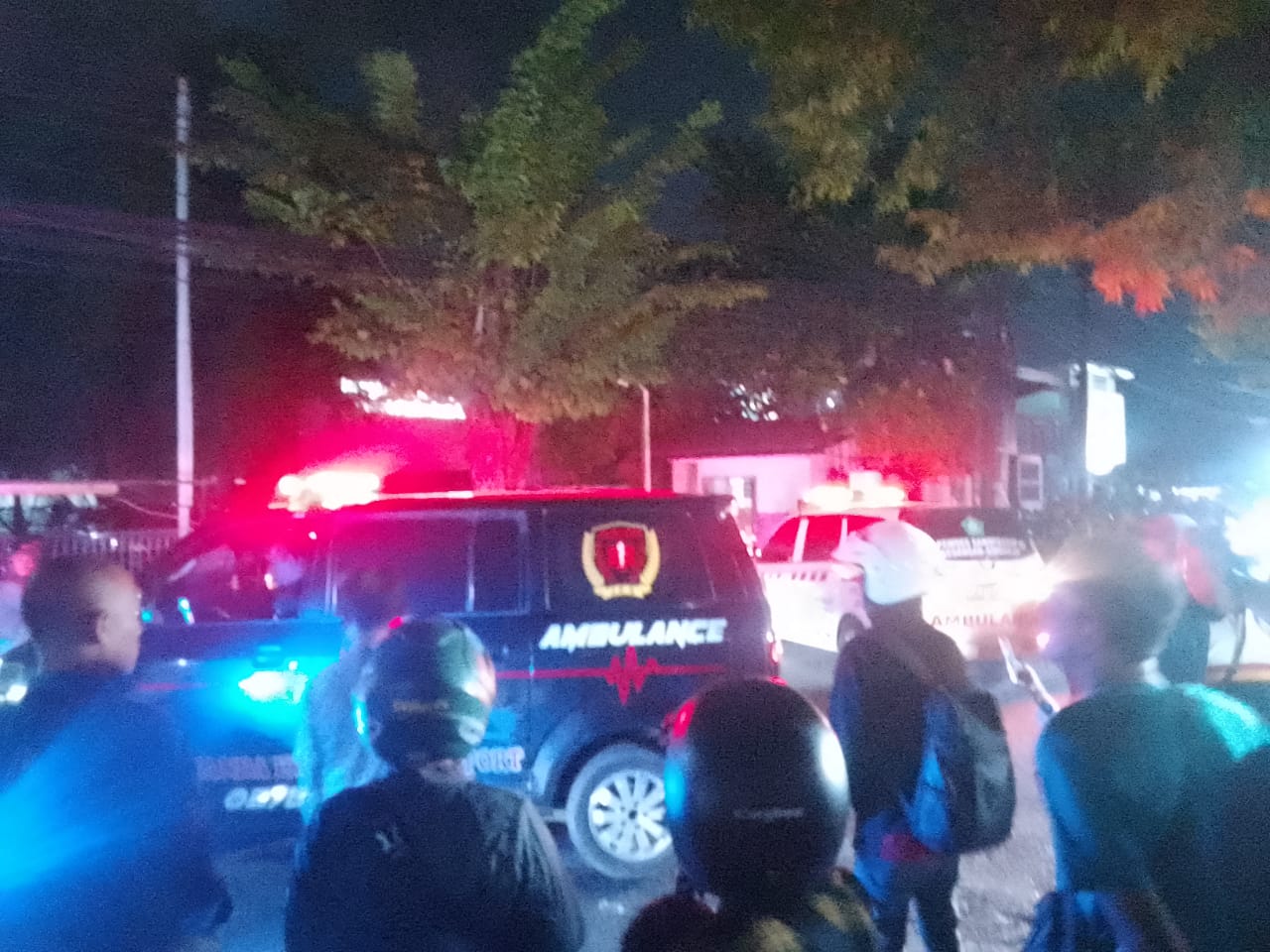 TRAGIS: Proses evakuasi korban usai tersambar kereta api di Waru, Sidoarjo, Selasa (28/10) malam.