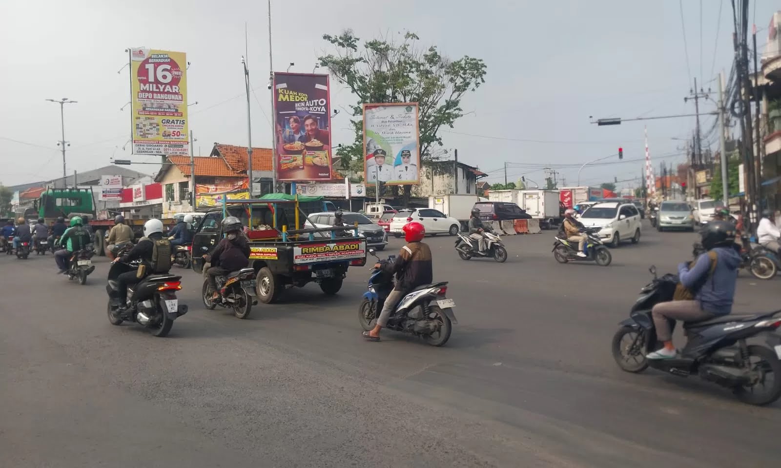 RAMAI: Perempatan Gedangan jadi salah satu titik kemacetan di Sidoarjo setiap harinya. (M SAIFUL ROHMAN/RADAR SIDOARJO)