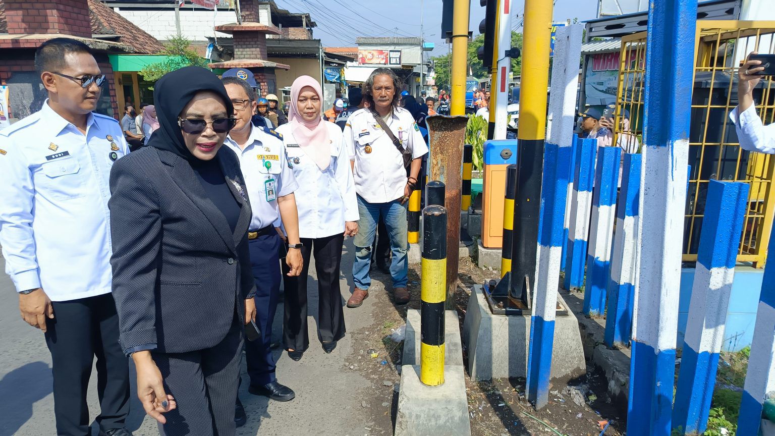 MENDUKUNG: Wakil Bupati Sidoarjo, Mimik Idayana saat meninjau jalan perlintasan KA Desa Gelam, Kecamatan Candi. (M SAIFUL ROHMAN/RADAR SIDOARJO)