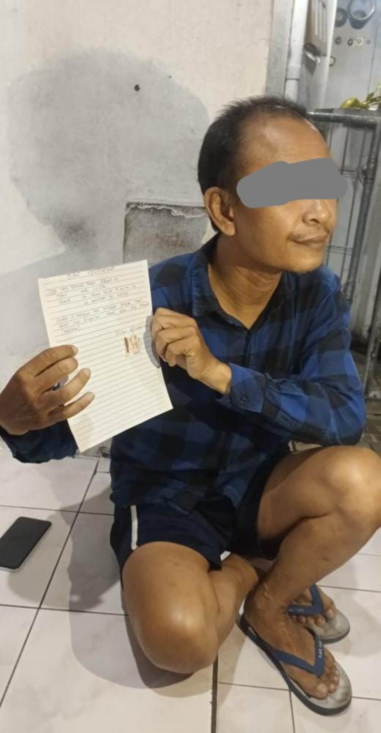 DITANGKAP: Pelaku saat diinterogasi oleh korban di rumah kawasan Stasiun Sidoarjo.