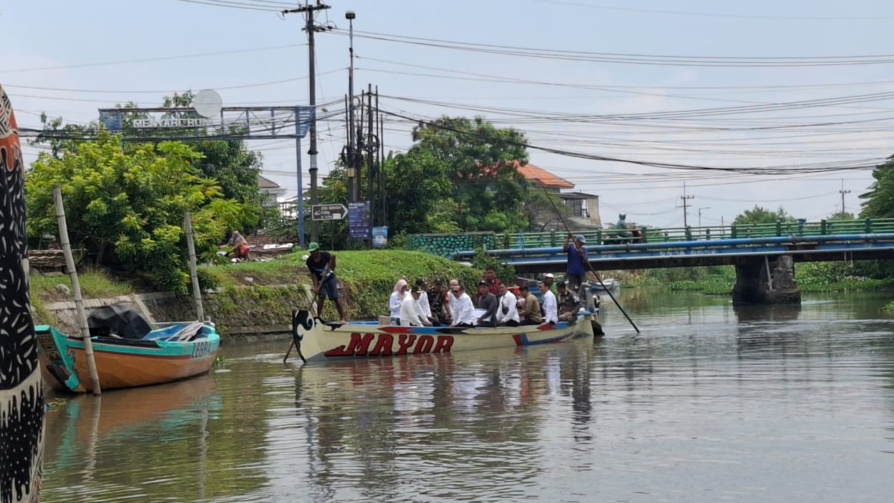 MENYUSURI: Bupati Sidoarjo Subandi saat mengecek kondisi sungai. (M SAIFUL ROHMAN/RADAR SIDOARJO)