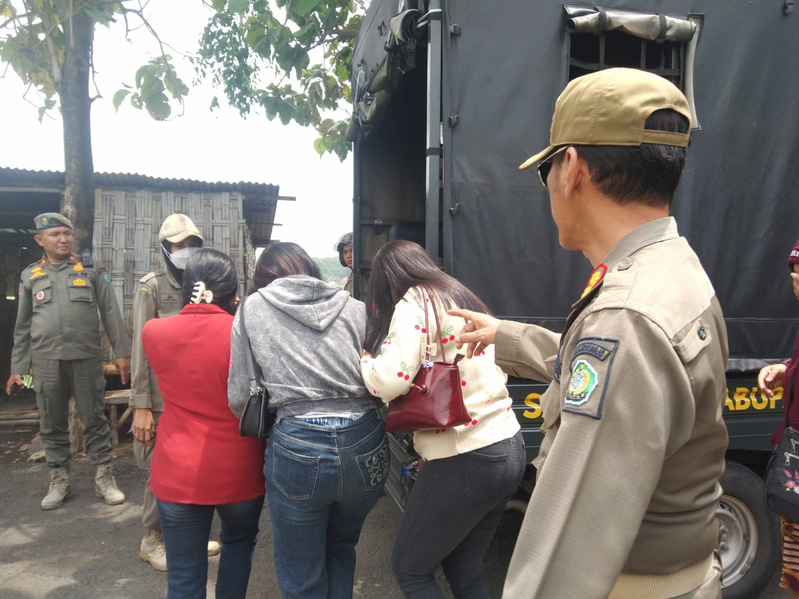 DIGEREBEK: Satpol PP temukan sejumlah PSK di warkop Krembung.